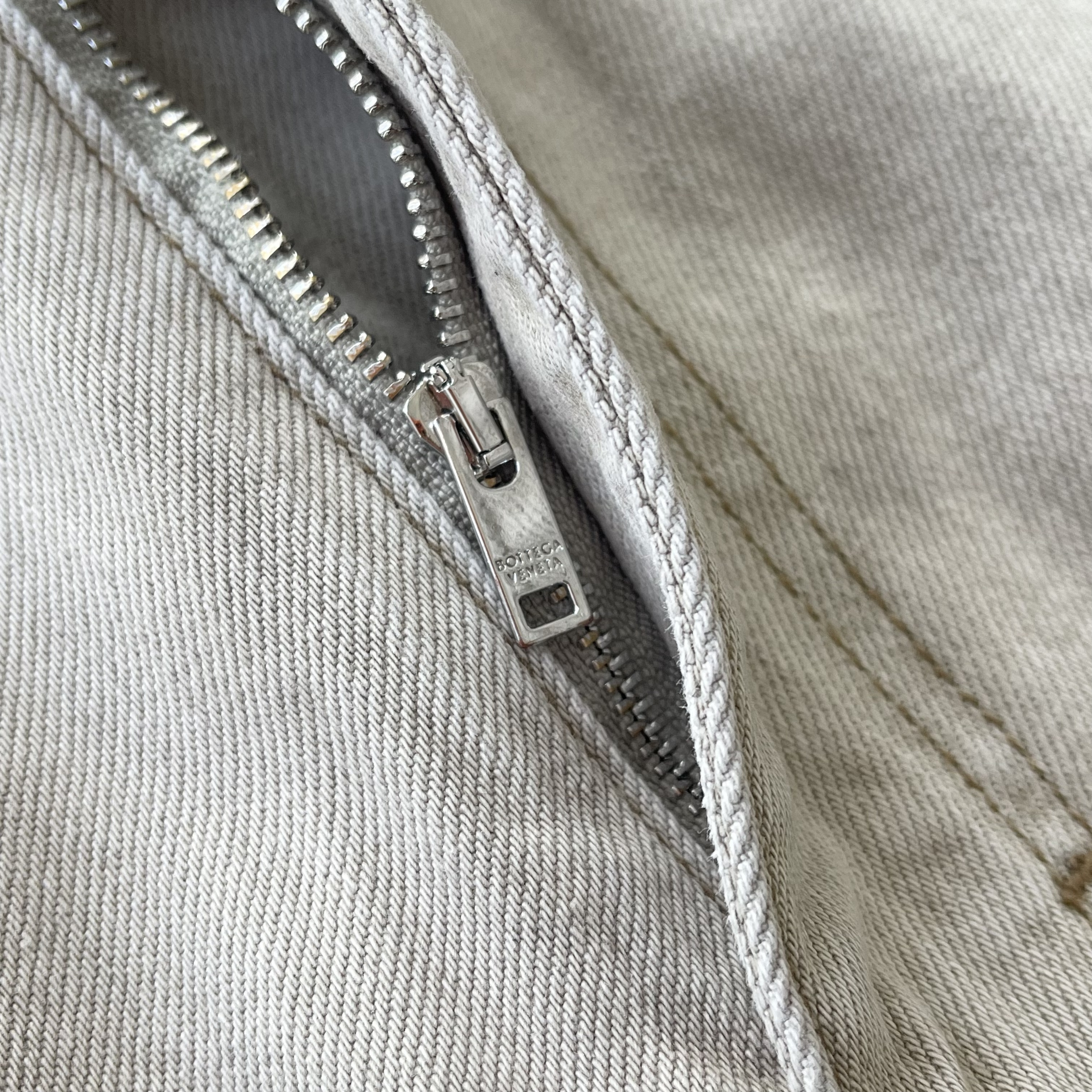 Джинсы мужские в стиле Bottega Veneta Vienna из итальянского денима бежевого цвета