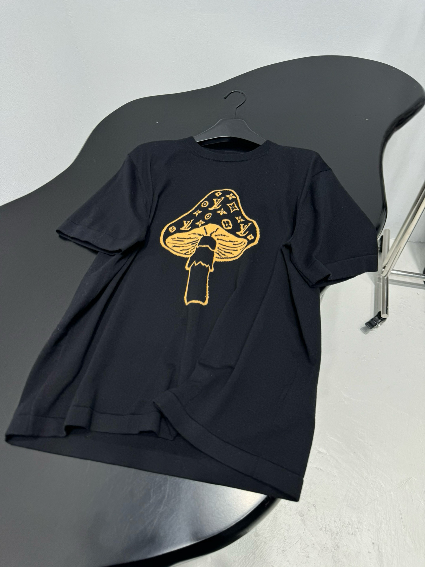 Джемпер мужской в стиле Loewe из хлопкового трикотажа чёрного цвета с вышивкой гриба