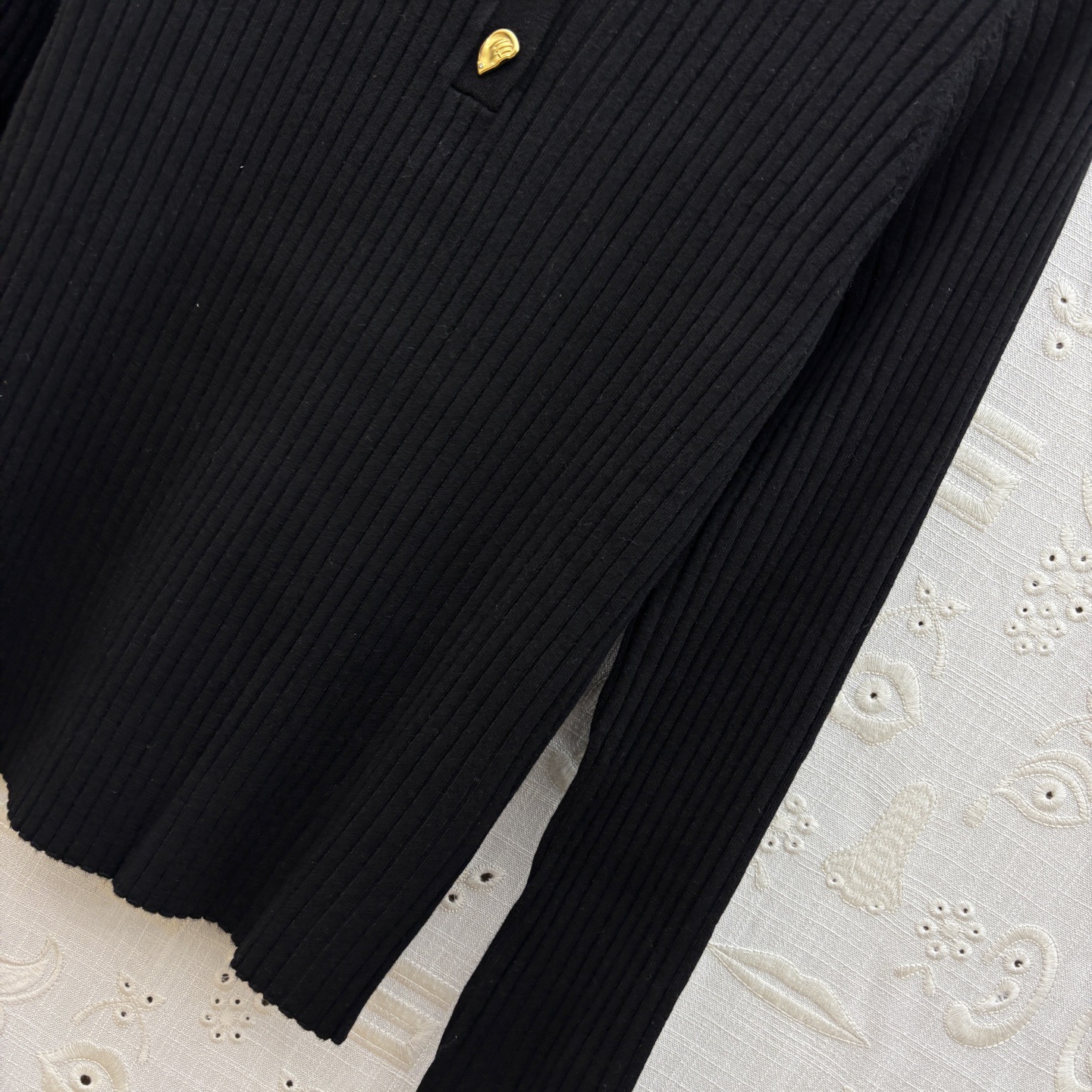 Свитер женский в стиле Schiaparelli с воротником поло  чёрного цвета с декоративными пуговицами