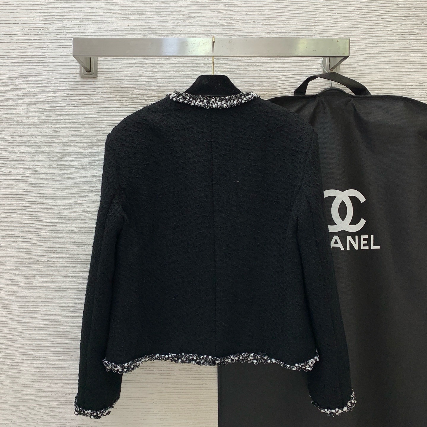 Жакет женский Chanel чёрного цвета с контрастной отделкой