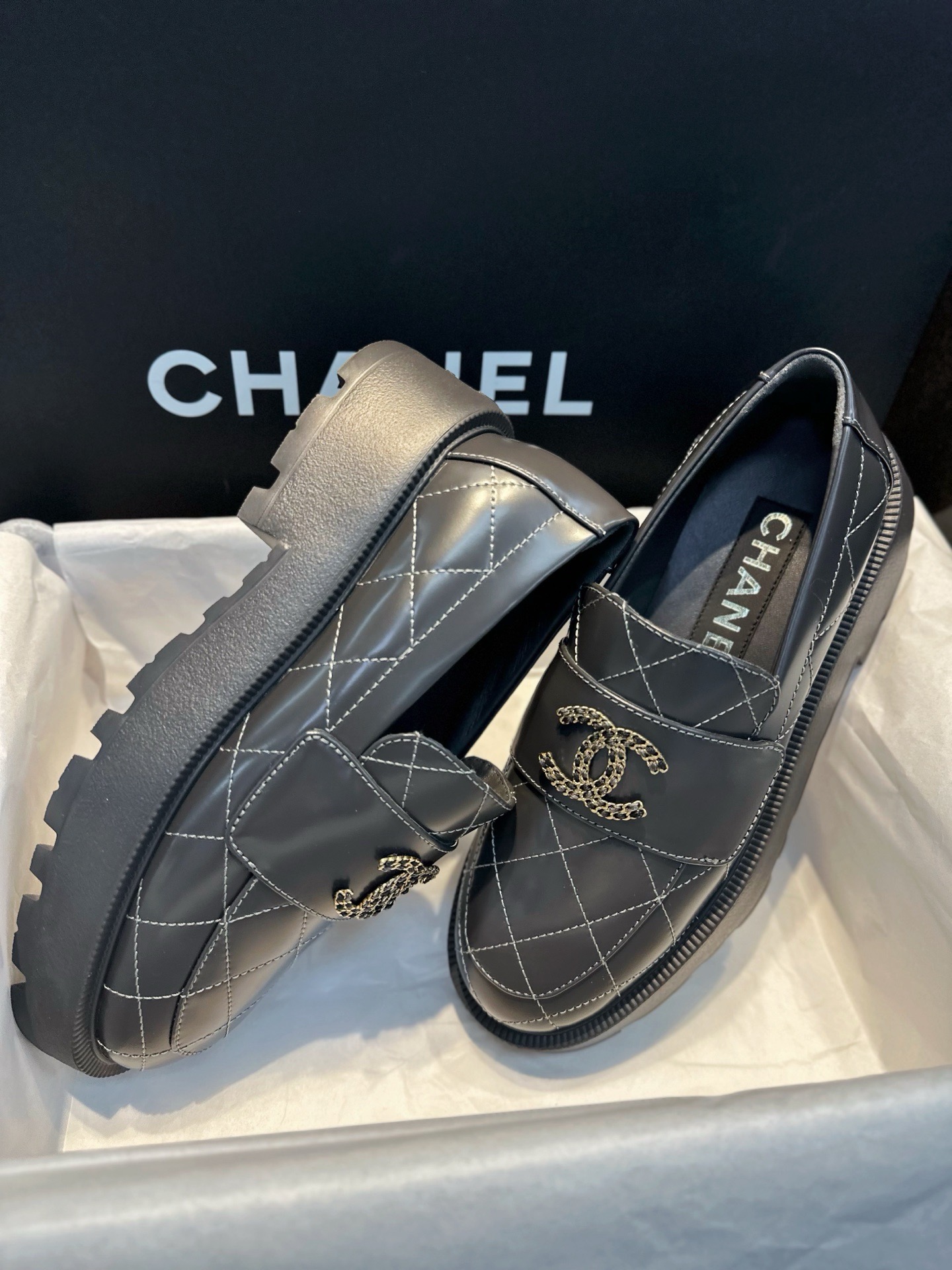 Лоферы женские в стиле Chanel 24B из натуральной кожи серого цвета