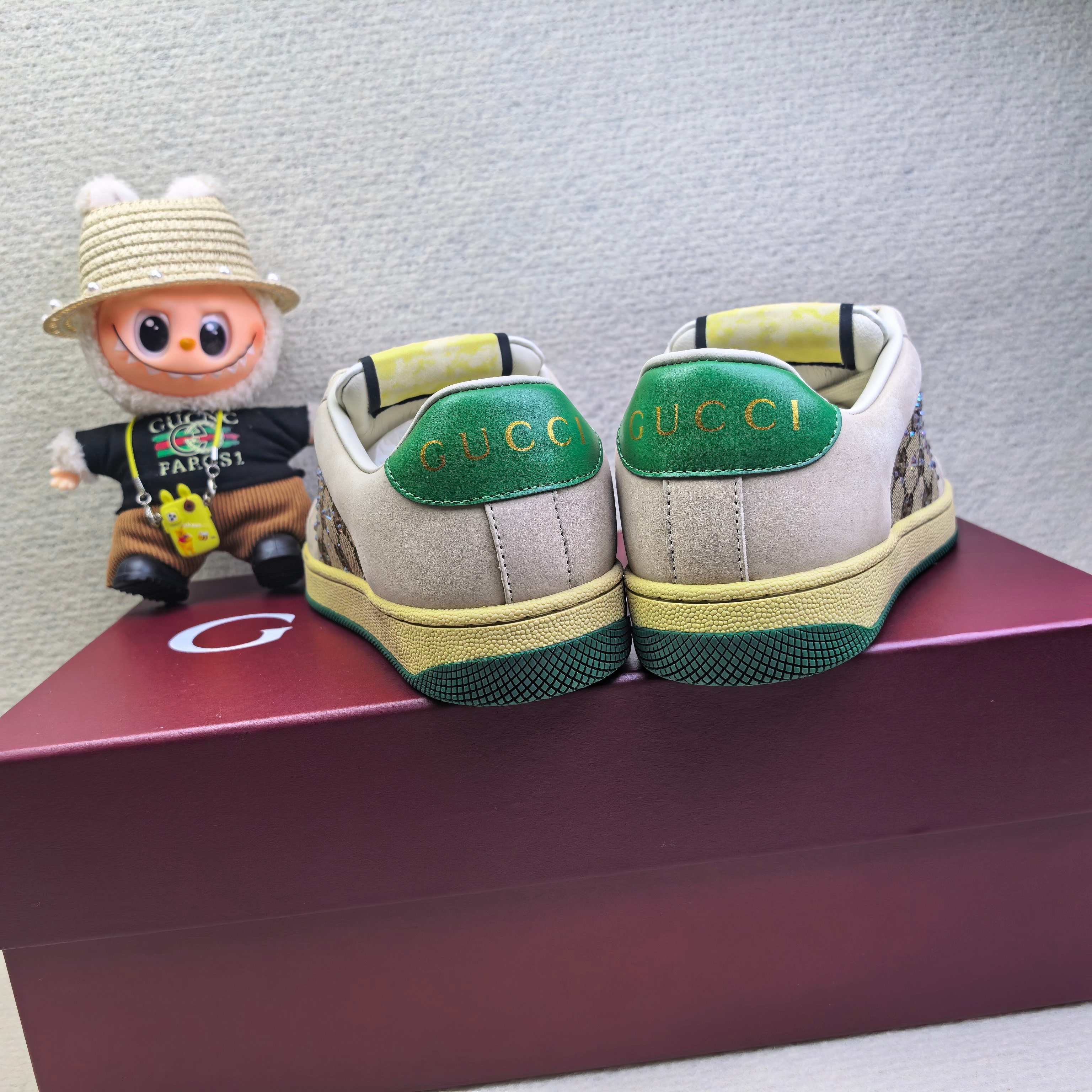 Кроссовки унисекс в стиле Gucci бежевого цвета с зелёными акцентами и декором