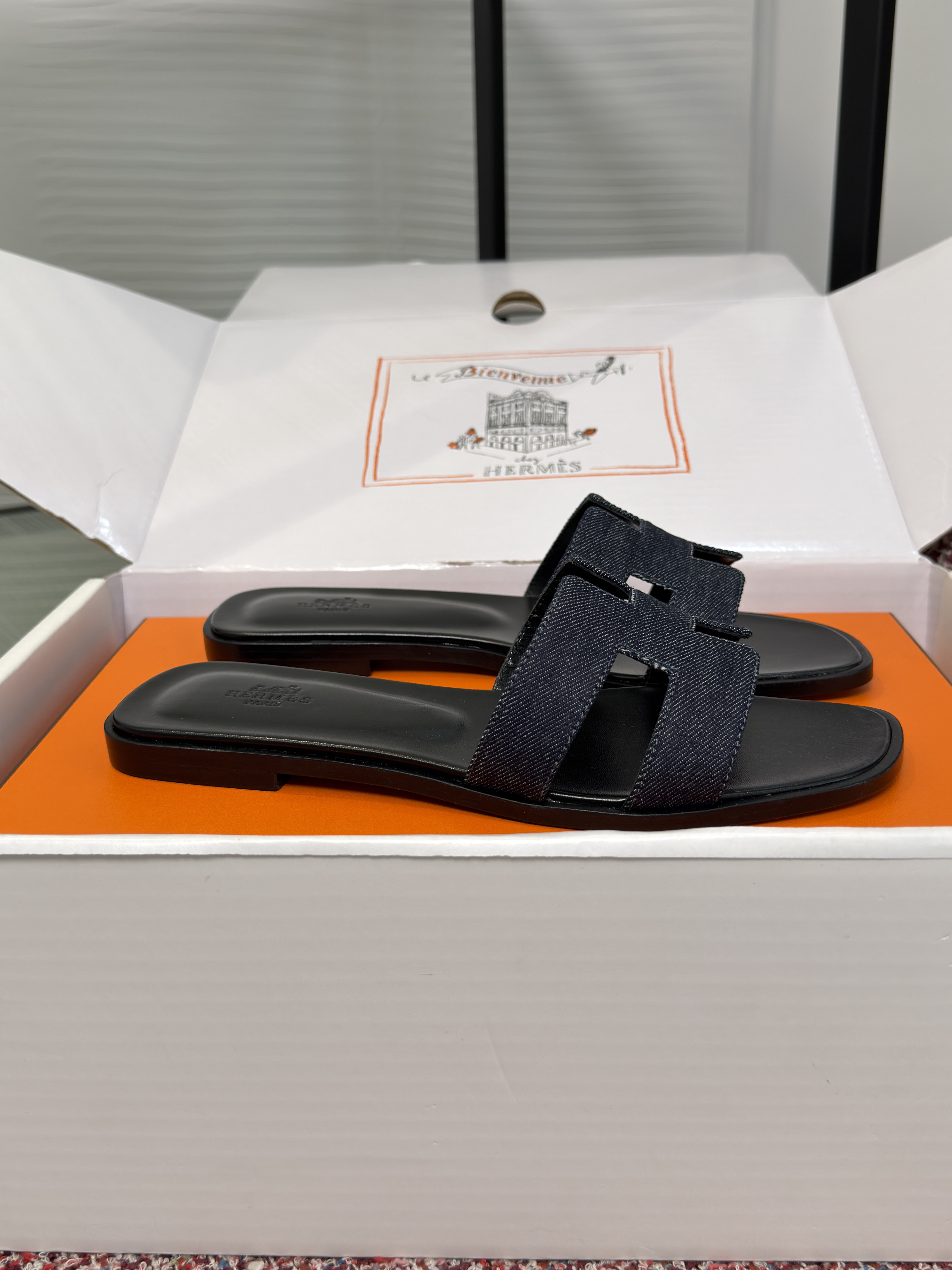 Шлёпанцы женские в стиле Hermès Oran тёмно-серого цвета