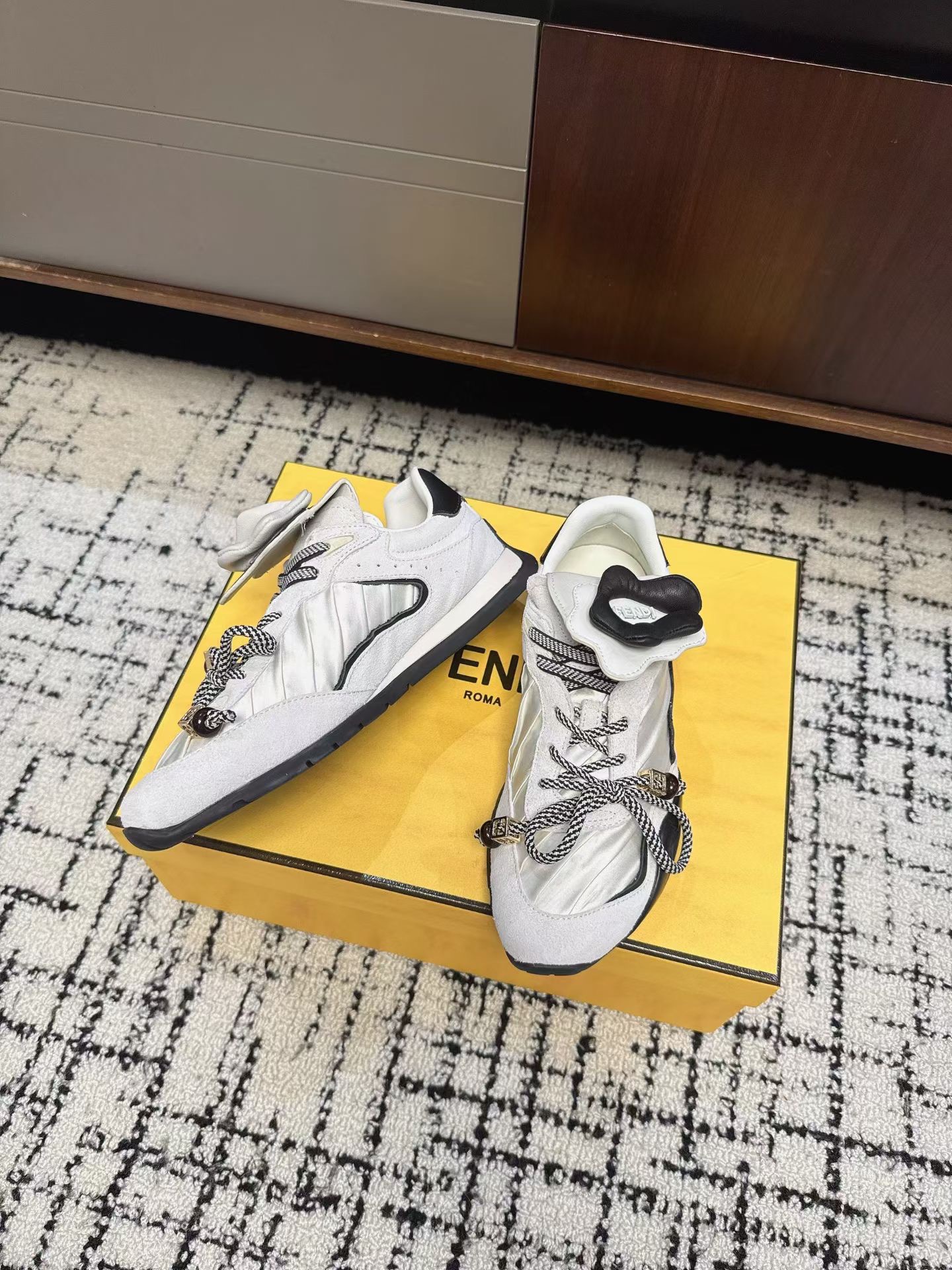 Кроссовки женские в стиле Fendi Delfina светло-серого цвета