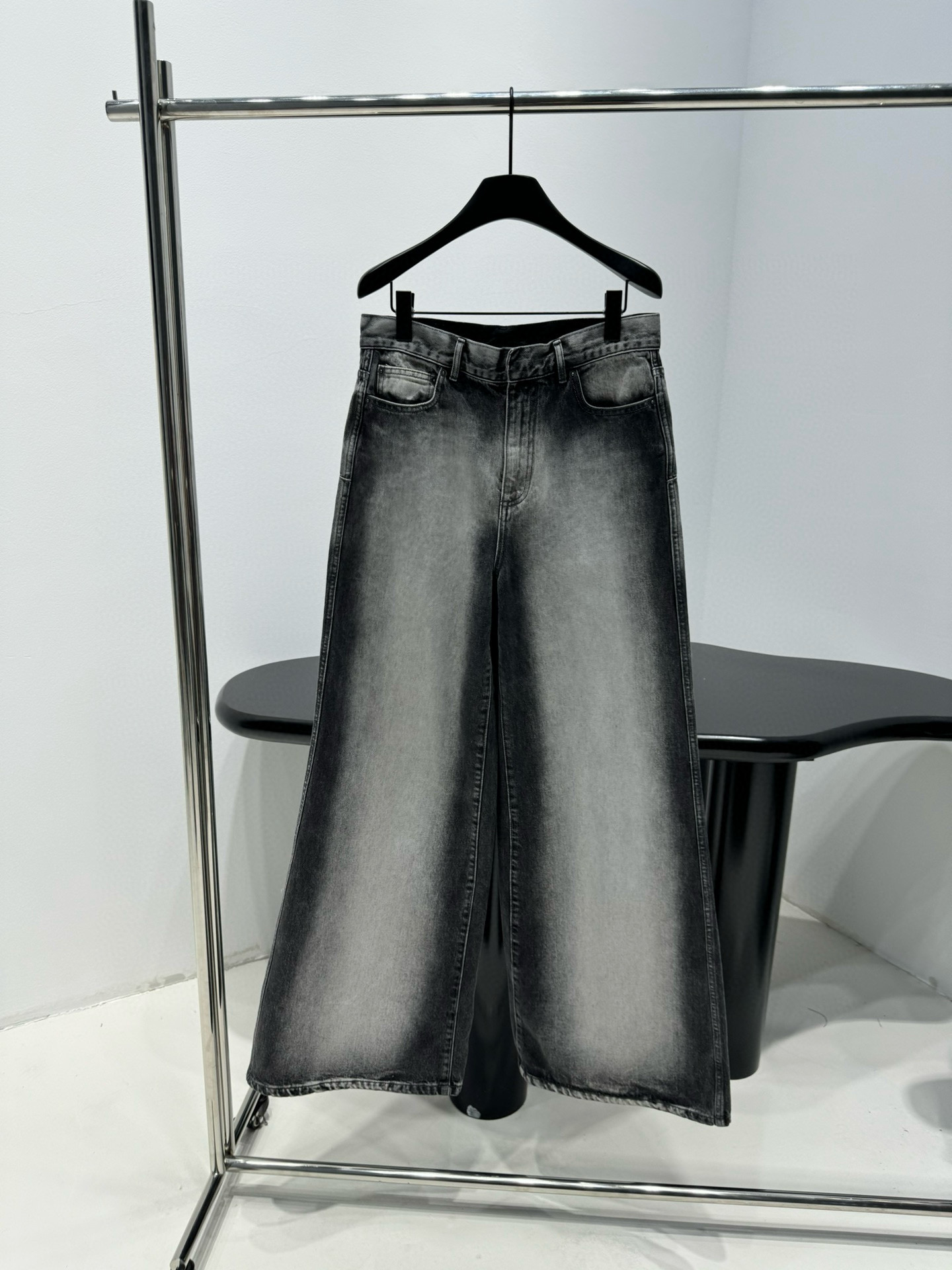 Джинсы женские в стиле Dior из винтажного серого денима с высокой посадкой и расклёшенным силуэтом