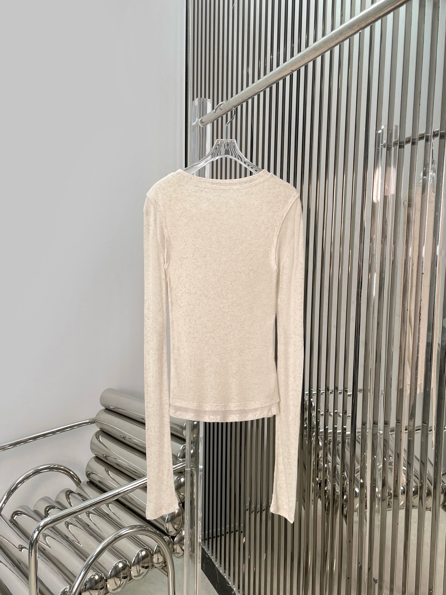 Лонгслив женский в стиле Acne Studios молочного цвета с эффектом многослойности и принтом