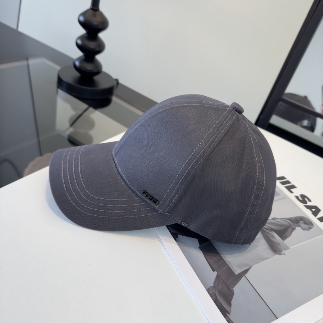 Кепка женская в стиле Gucci из хлопковой ткани серого цвета с логотипом