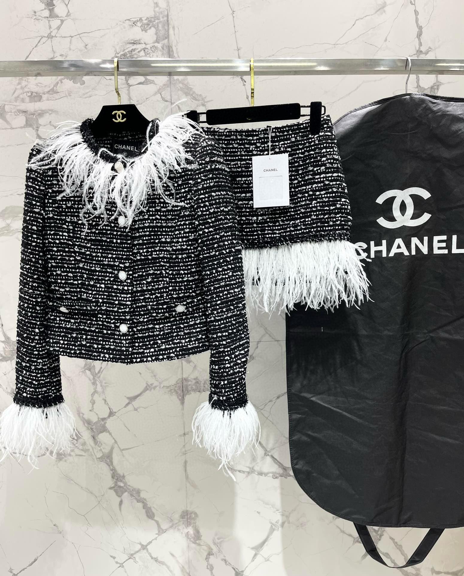 Жакет женский в стиле Chanel из твида с пайетками и отделкой перьями чёрного цвета