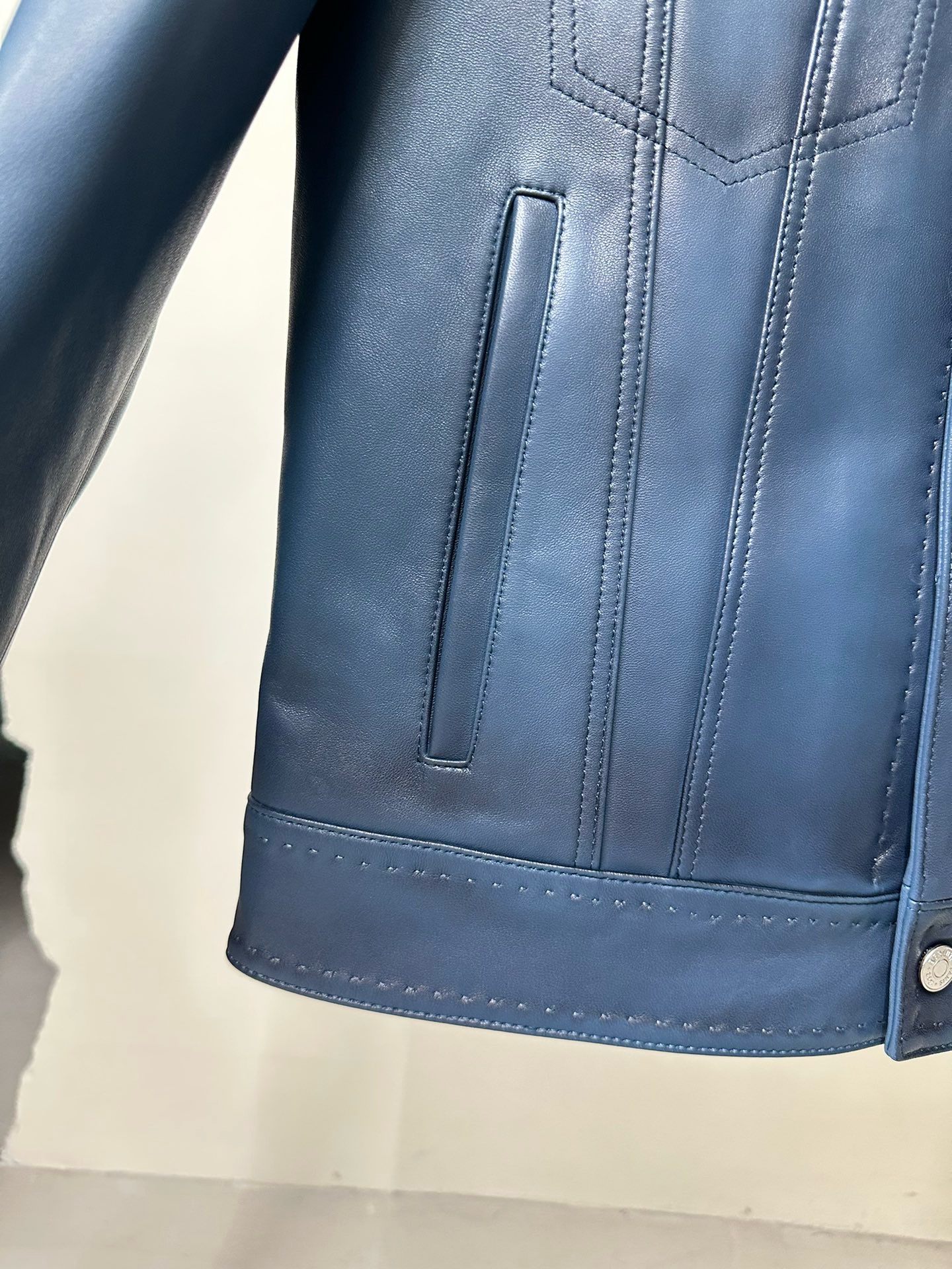 Куртка мужская Berluti синего цвета с фирменной фурнитурой