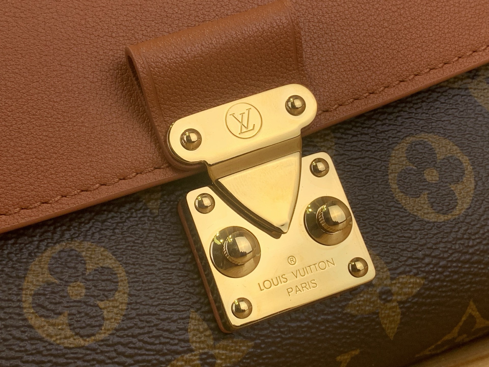 Сумка женская в стиле Louis Vuitton Madeleine BB Monogram с кожаным клапаном