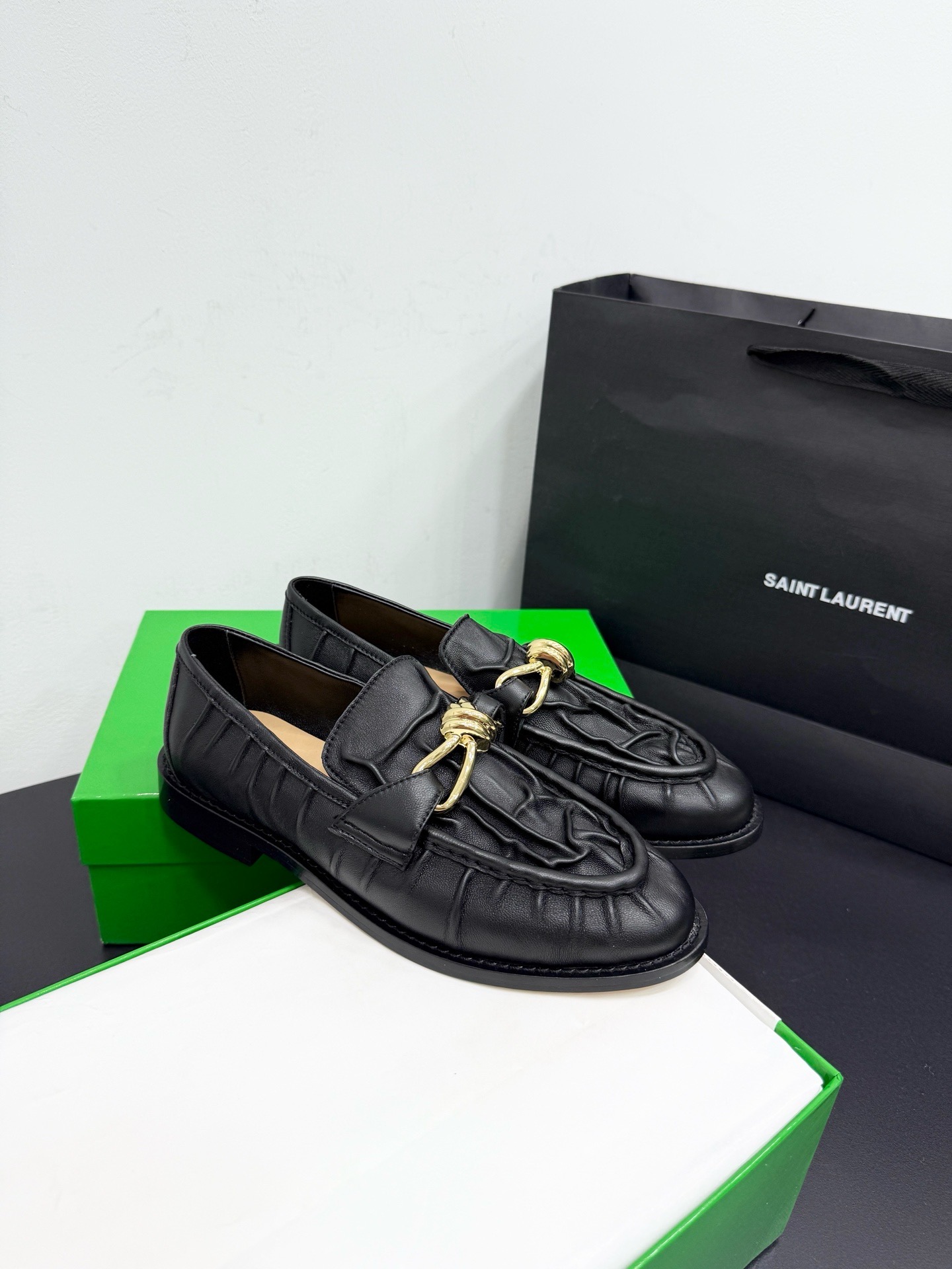 Лоферы женские в стиле Bottega Veneta Astaire с металлическим декором черного цвета