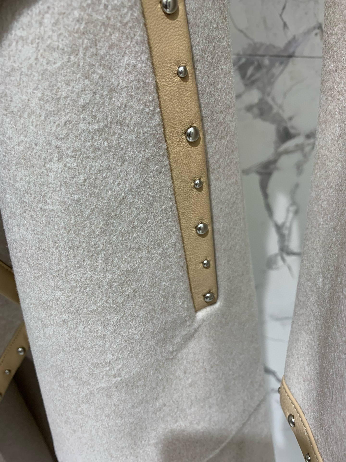 Пальто женское в стиле Hermès из шерсти с кожаными вставками и заклёпками в бежевом цвете