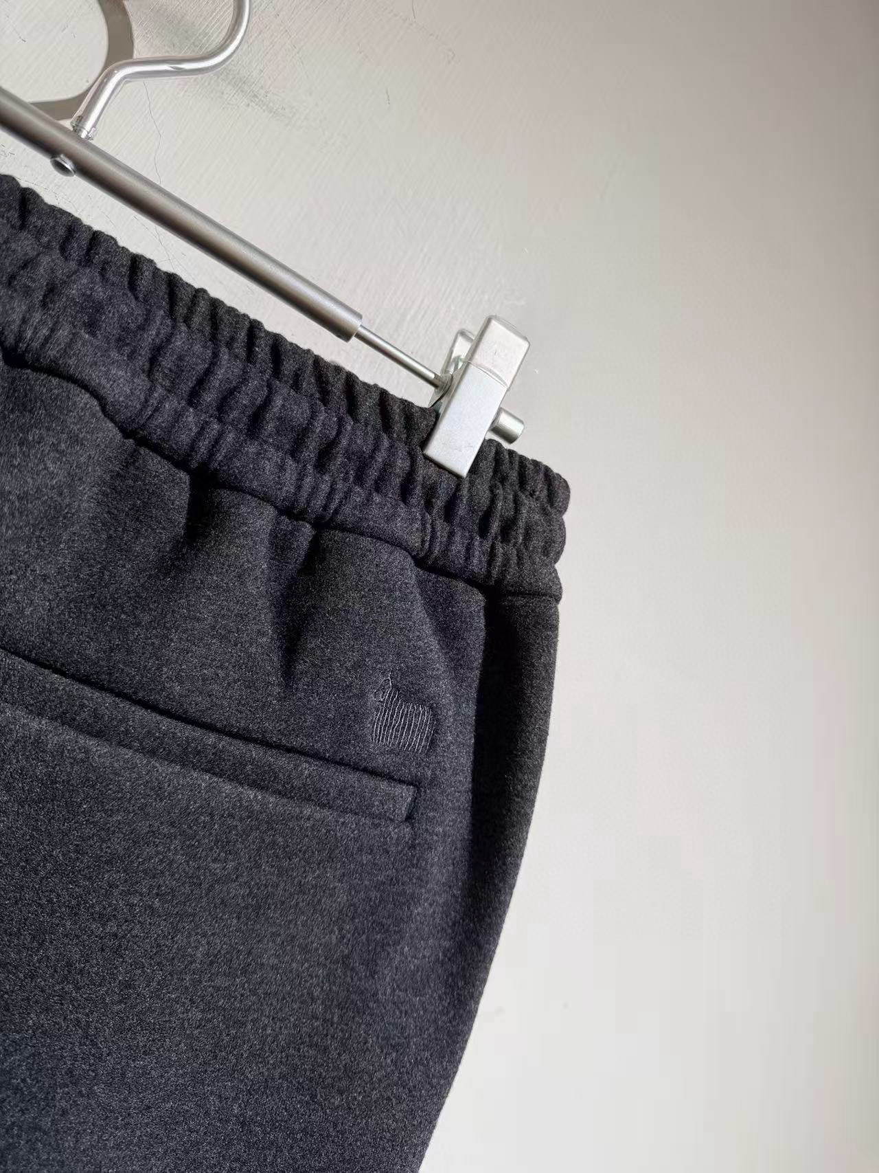 Брюки мужские в стиле Loro Piana  кофейного цвета с эластичным поясом