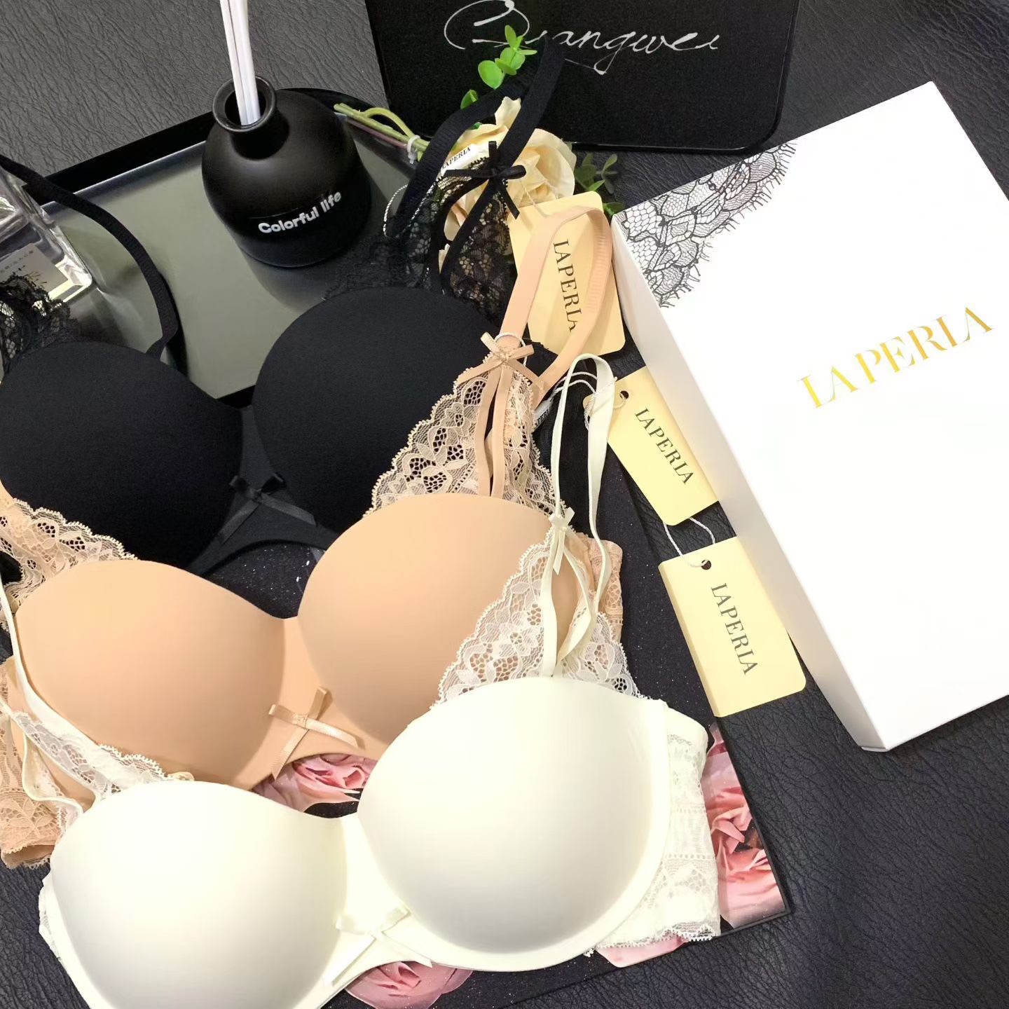 Бюстгальтер женский в стиле La Perla с эффектом пуш-ап и кружевной спинкой