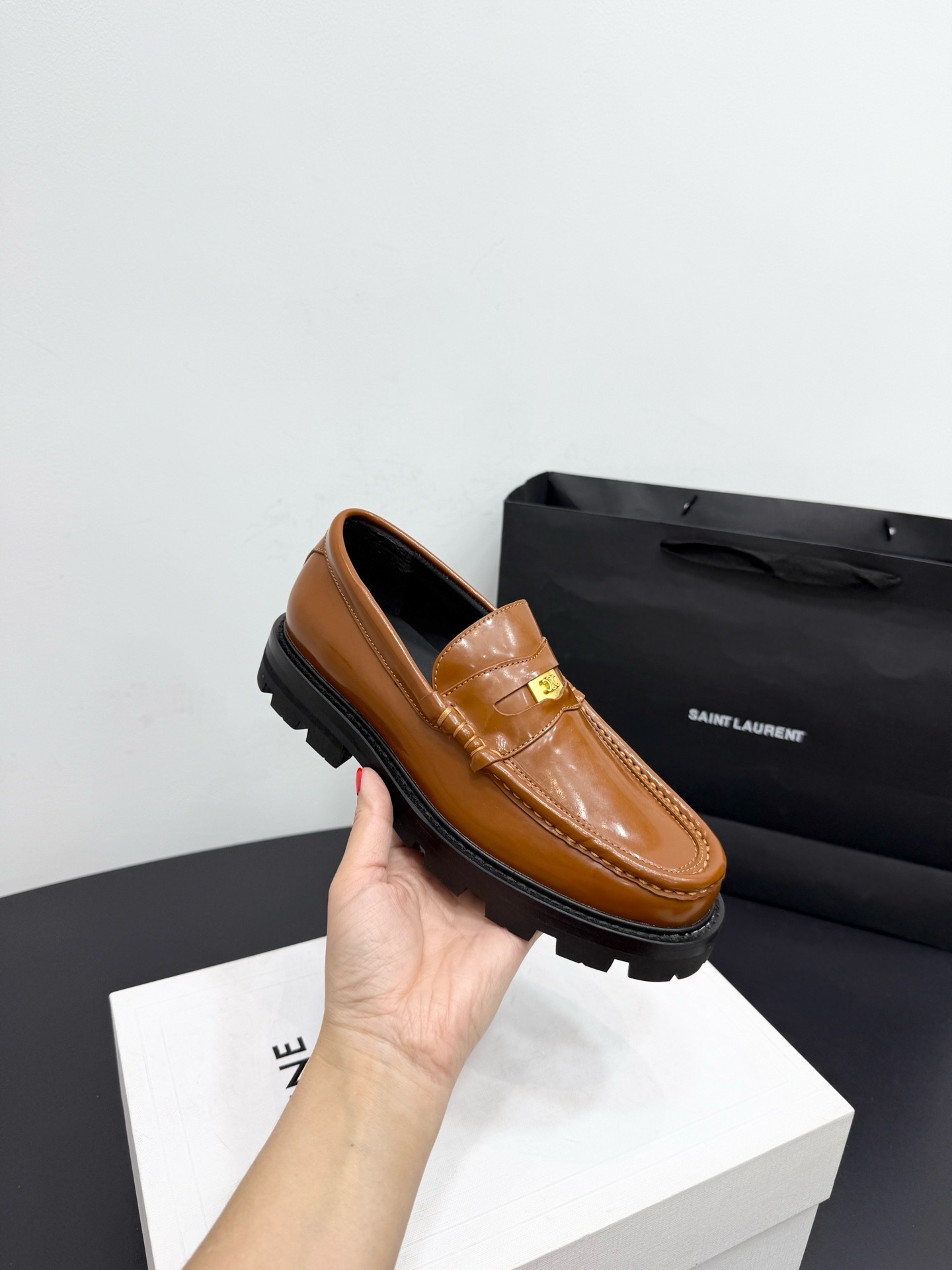 Лоферы женские Celine Triomphe из натуральной кожи коричневого цвета