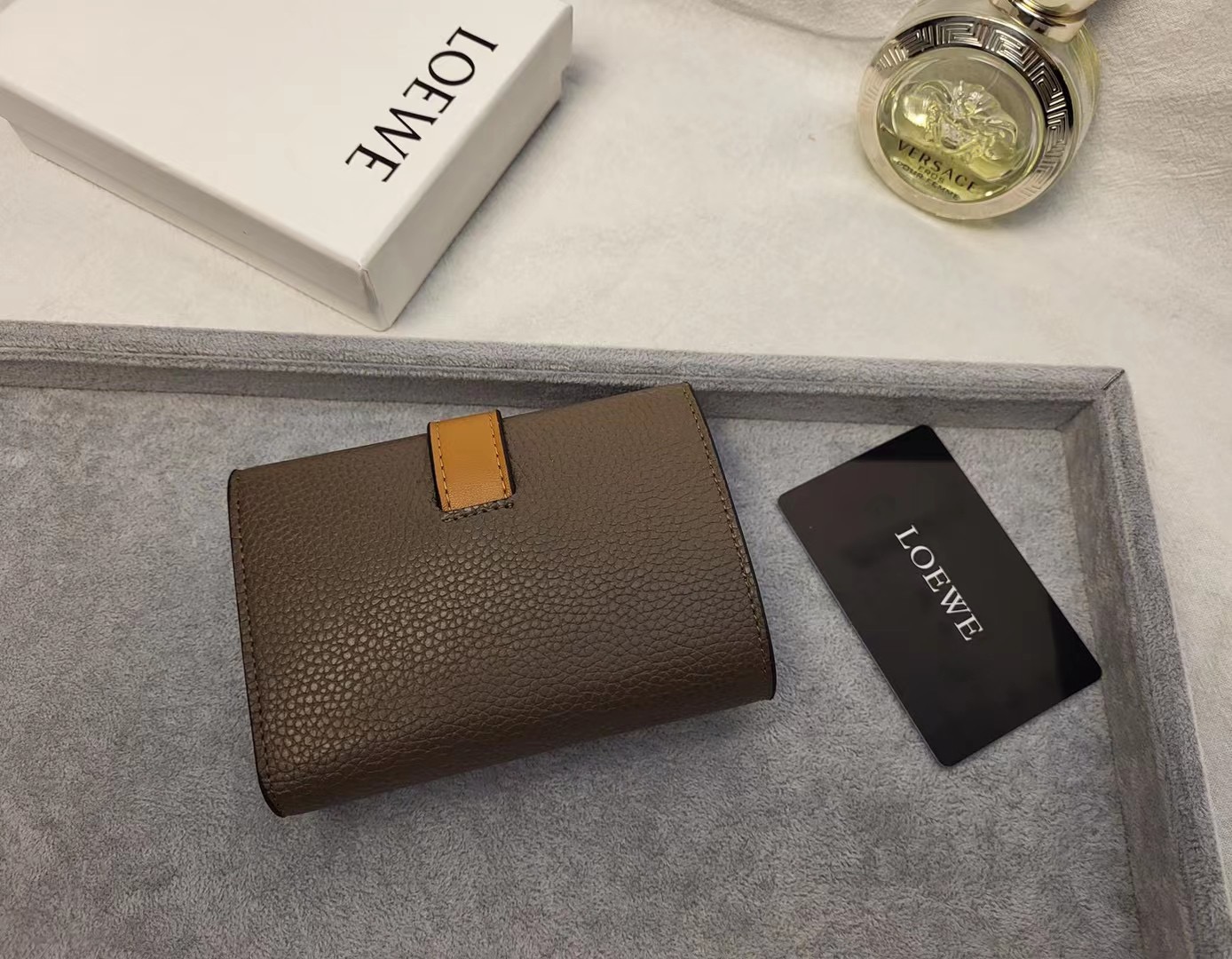 Кошелёк женский в стиле Loewe Anagram L1102 коричневого цвета с контрастным ремешком