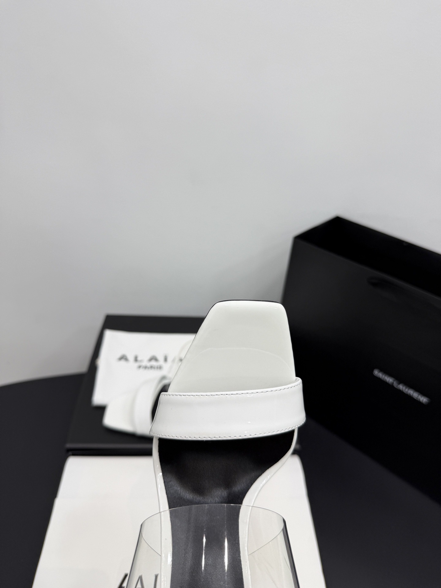 Босоножки женские в стиле Alaïa белого цвета
