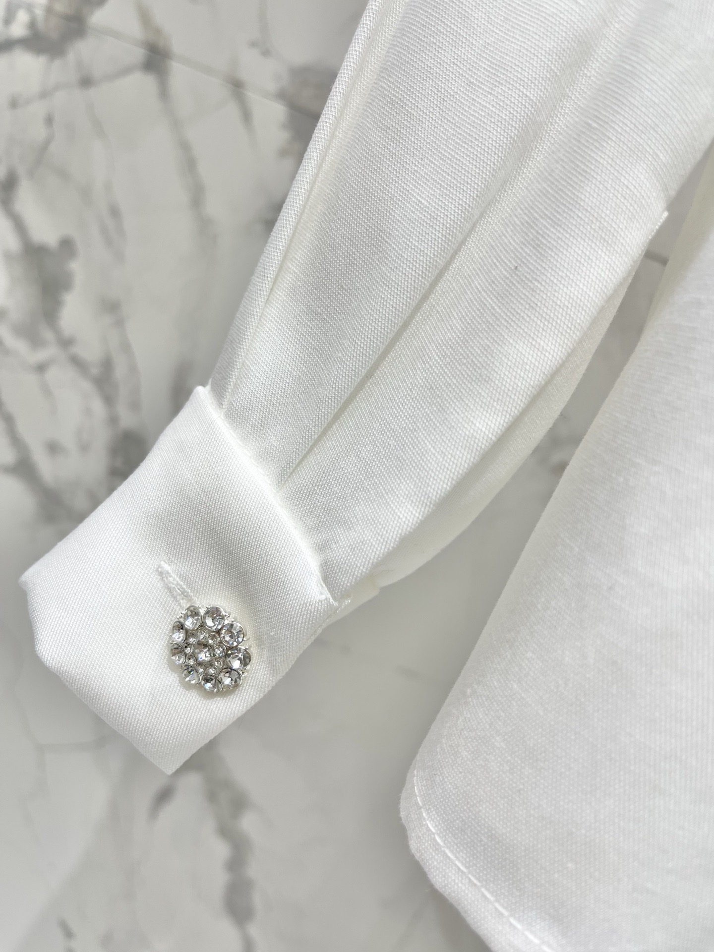 Блуза женская в стиле Chanel молочного цвета с V-образным вырезом