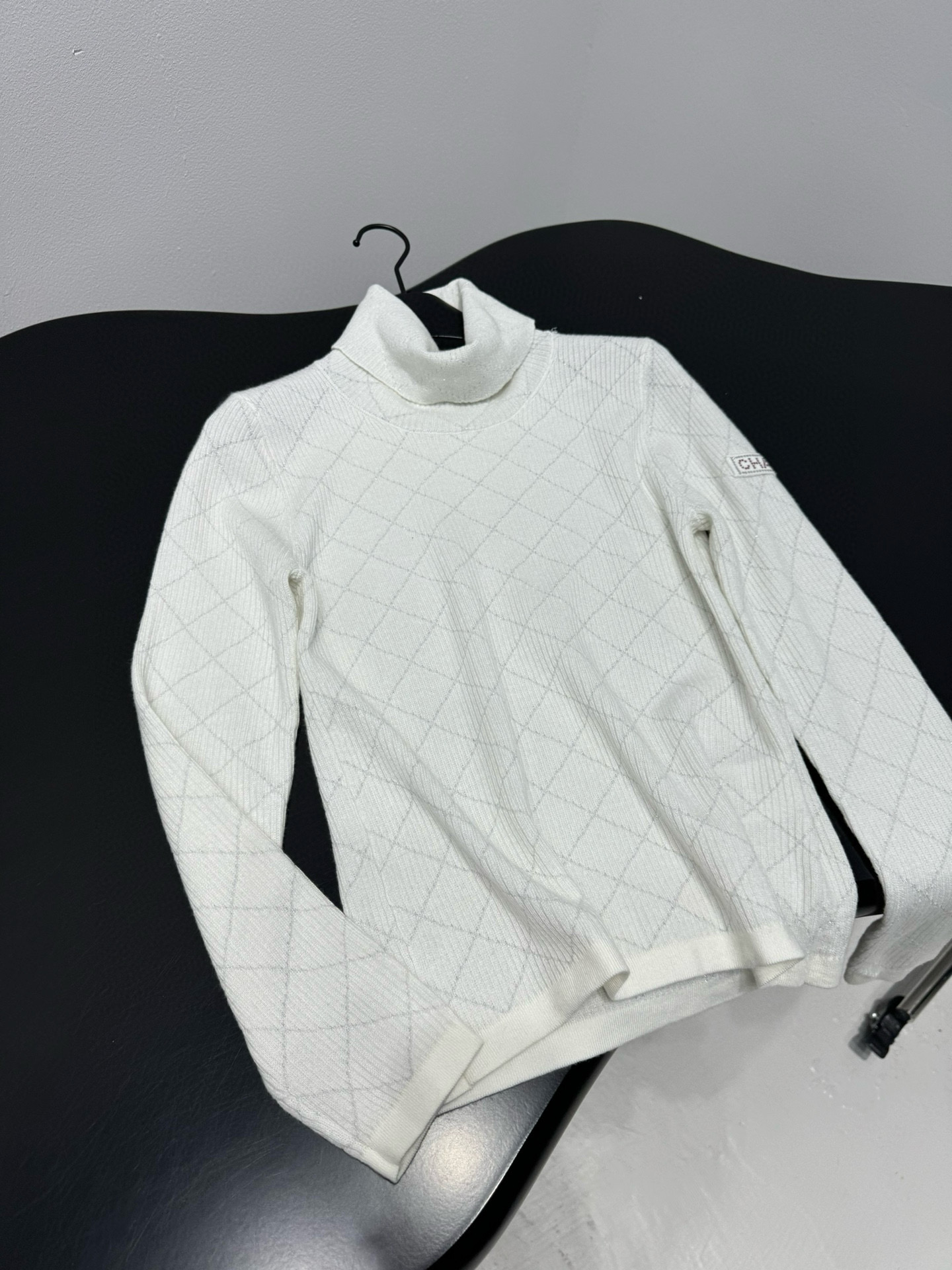 Свитер женский в стиле Chanel из шерстяного трикотажа белого цвета с ромбовым узором и высоким воротником