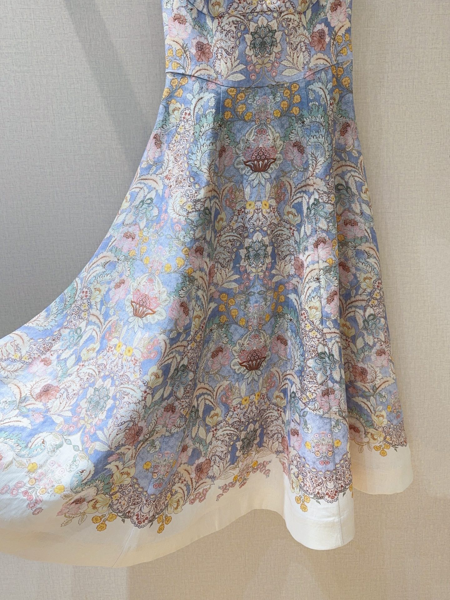 Платье женское в стиле Zimmermann  из льна голубого цвета с цветочным принтом на бретелях