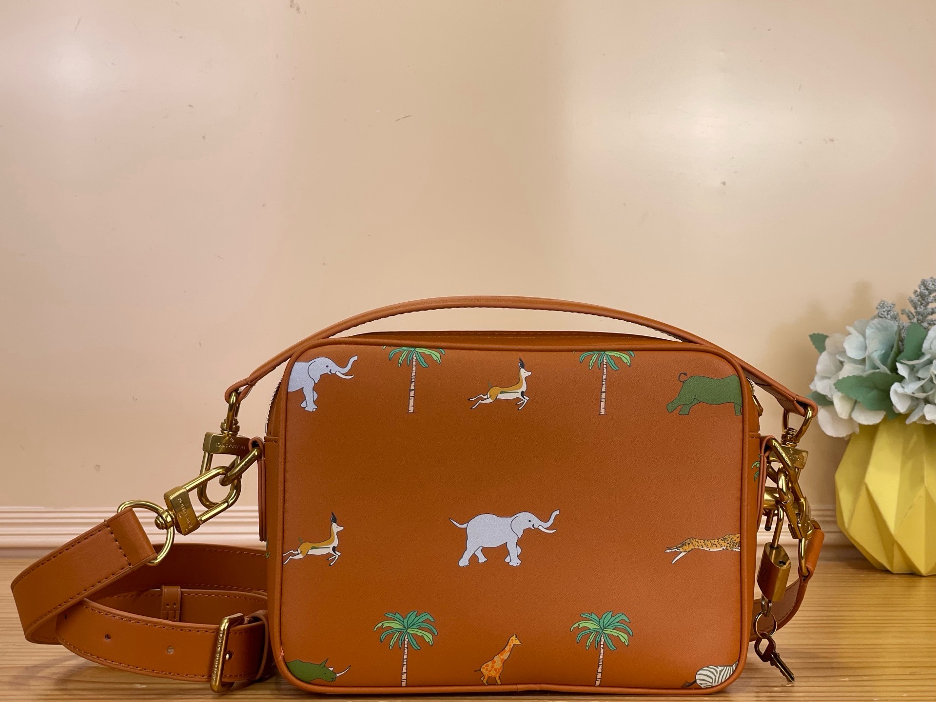 Сумка Louis Vuitton Nil GM x The Darjeeling Limited  коричневого цвета с принтом