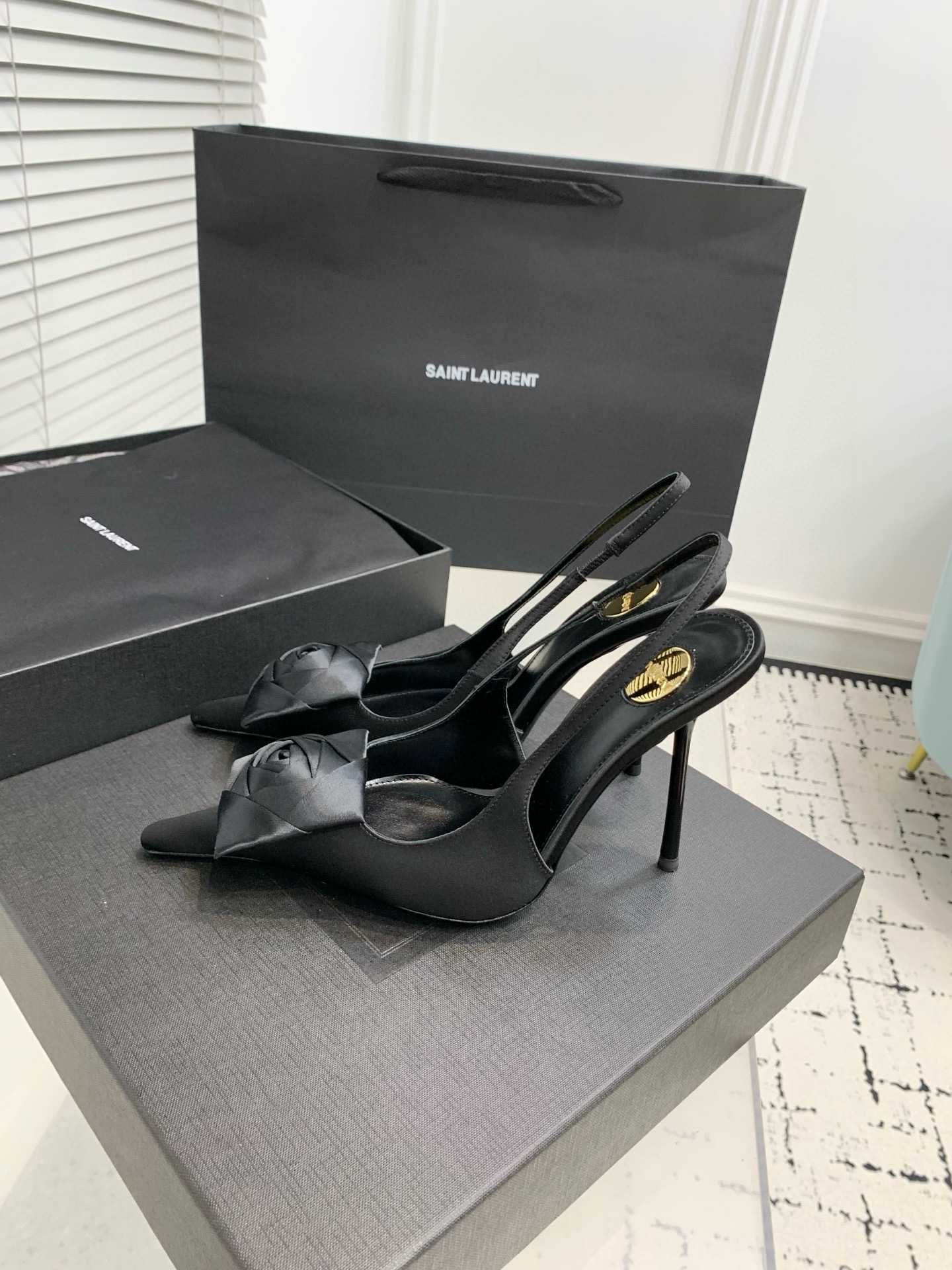 Туфли женские в стиле Saint Laurent с цветком slingback чёрного цвета