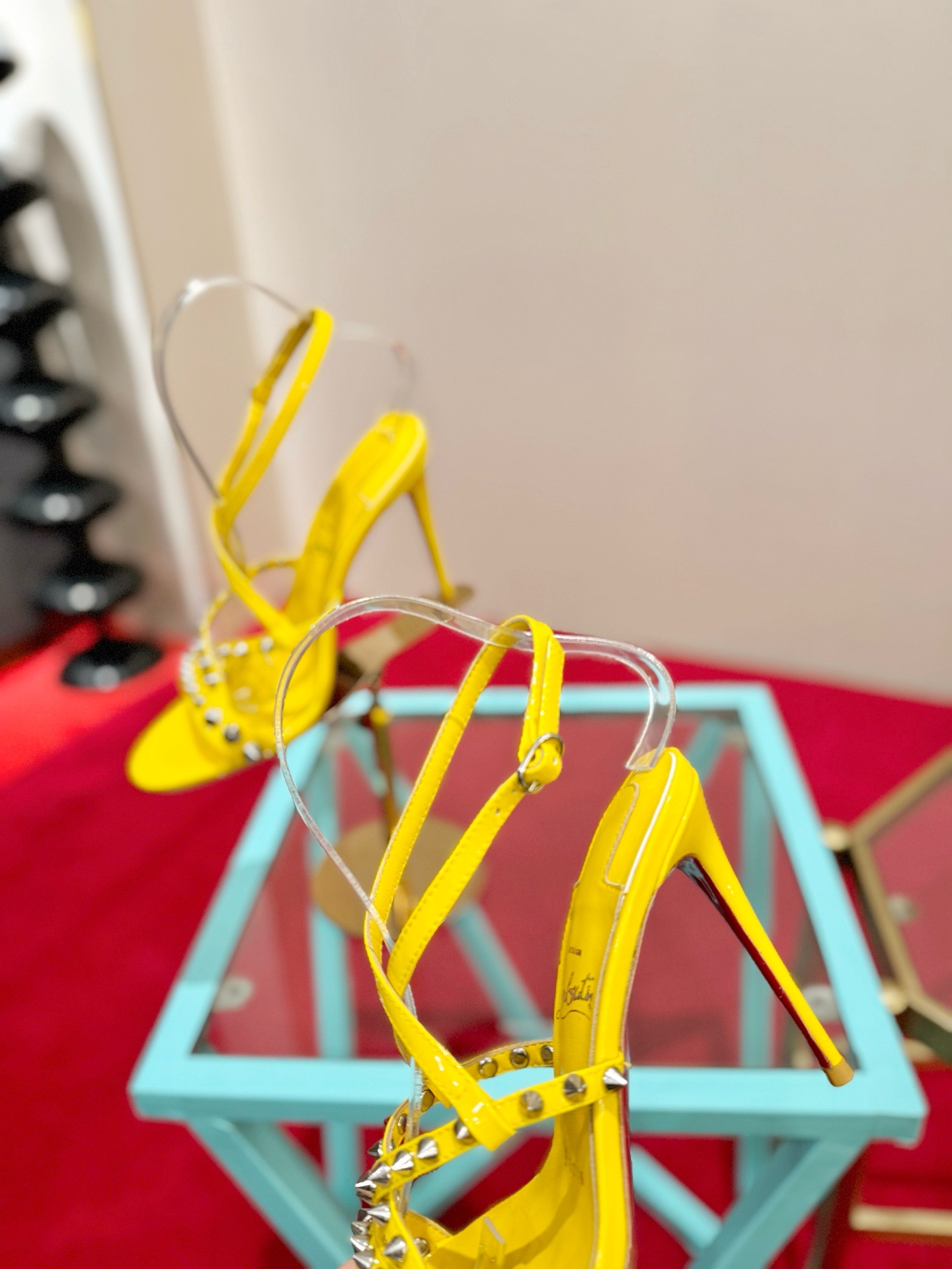 Босоножки женские в стиле Christian Louboutin So Kate желтого цвета
