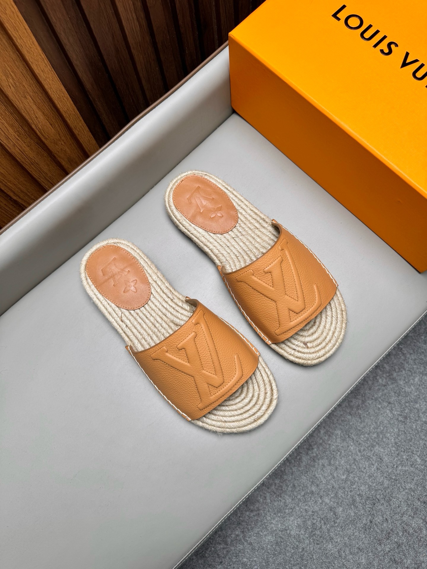 Шлёпанцы мужские в стиле Louis Vuitton коричневого цвета