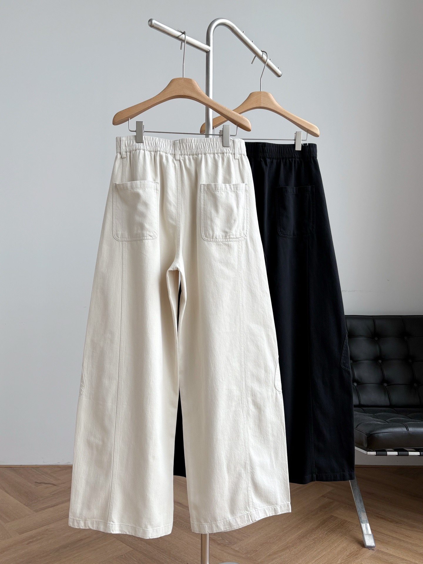 Брюки мужские в стиле Bottega Veneta хлопковые прямого кроя чёрного и бежевого цвета