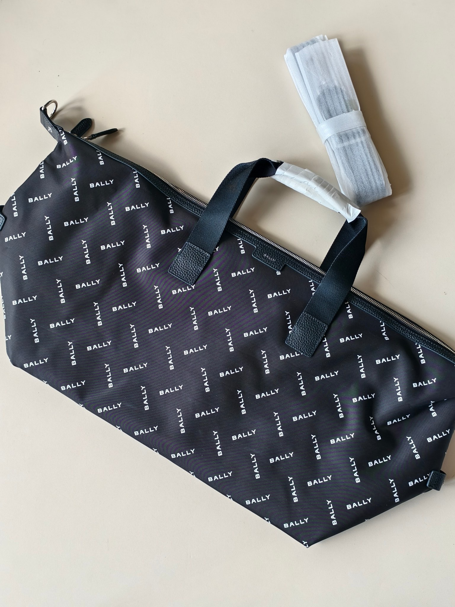 Дорожная сумка унисекс в стиле Bally из водоотталкивающего текстиля с кожаными элементами чёрного цвета