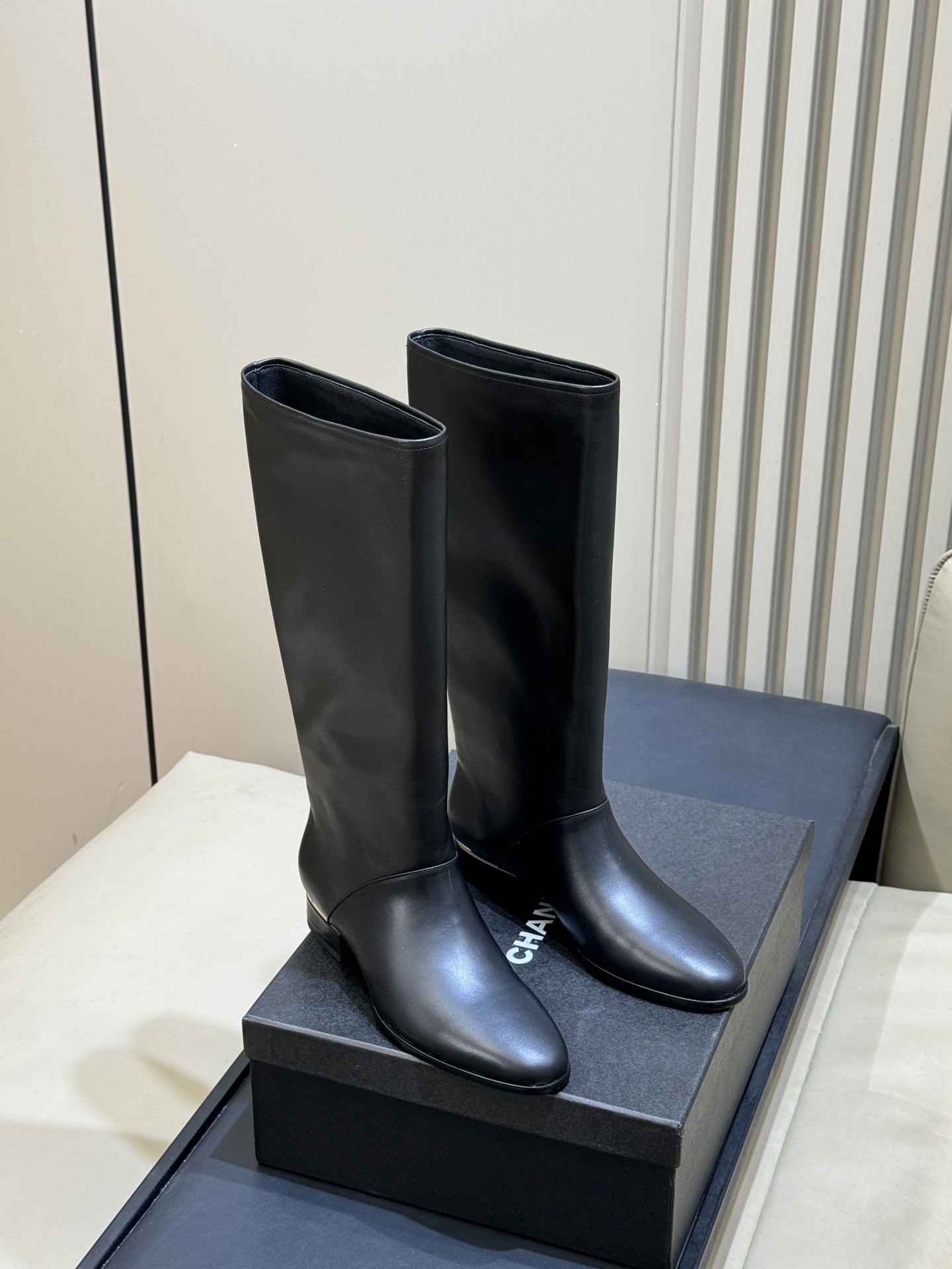 Сапоги женские Chanel Métiers d’art High Boots черного цвета