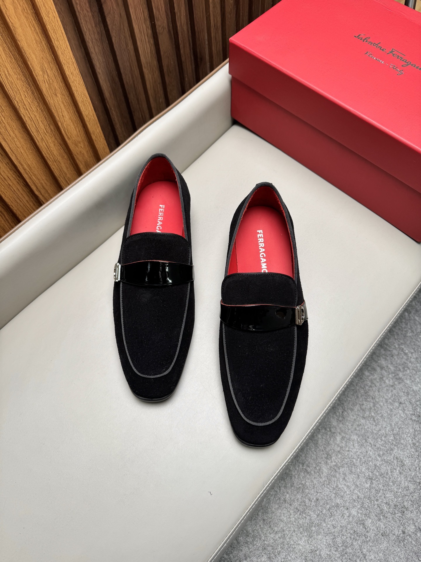 Лоферы мужские в стиле Ferragamo Gancini черного цвета