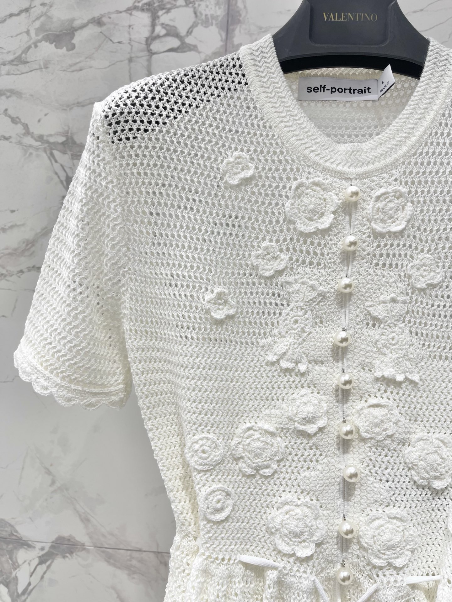 Топ женский в стиле Self-Portrait белого цвета с объёмным цветочным декором и жемчужными пуговицами