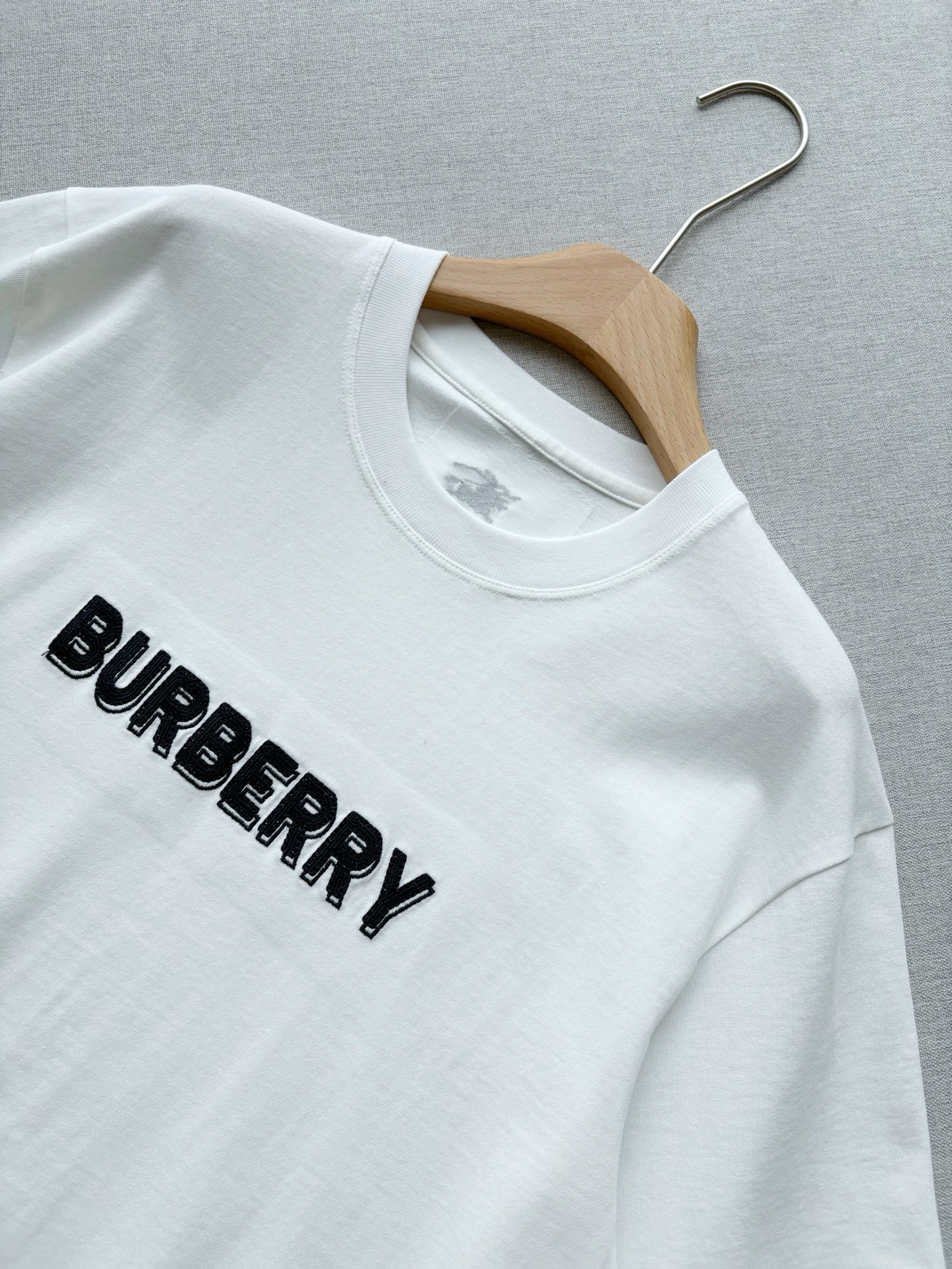 Футболка унисекс в стиле Burberry в базовых цветах с объёмной вышивкой