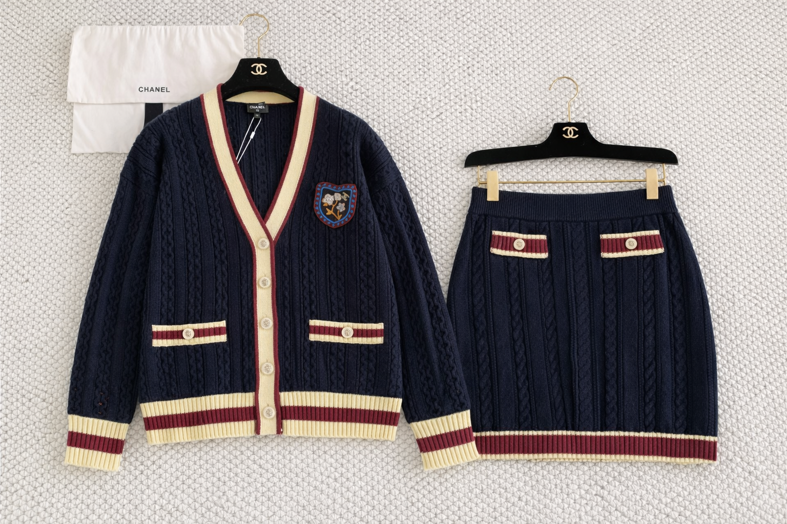 Костюм женский в стиле Chanel тёмно-синего с юбкой и кардиганом