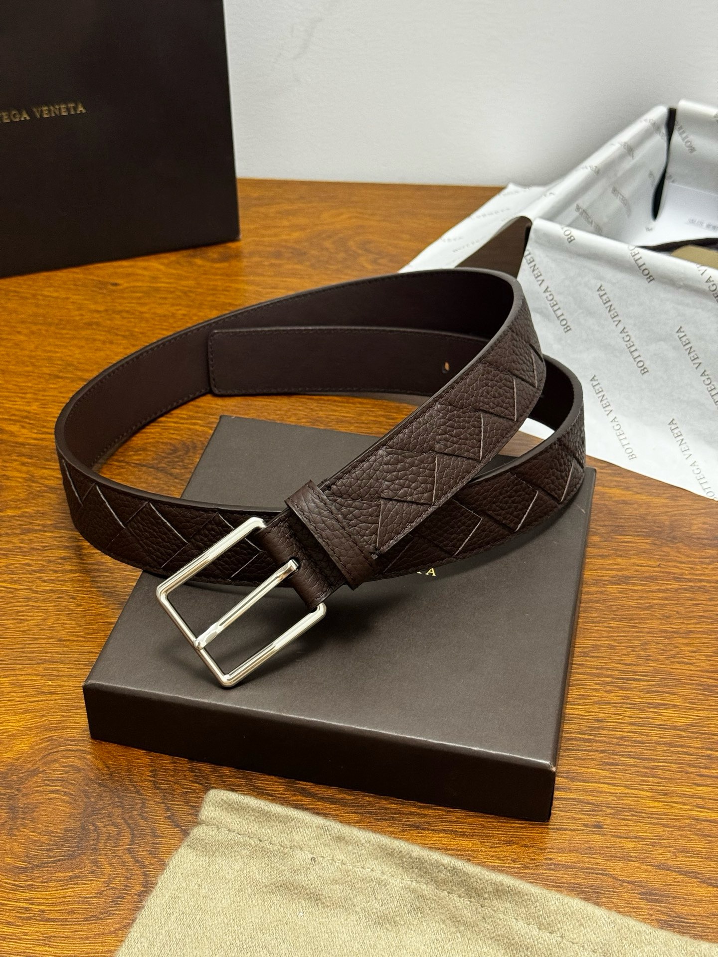 Ремень мужской Bottega Veneta Intrecciato коричневого цвета стальная пряжка