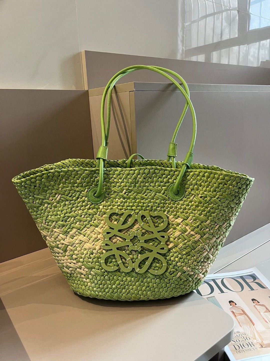 Сумка женская в стиле Loewe из рафии зеленого цвета