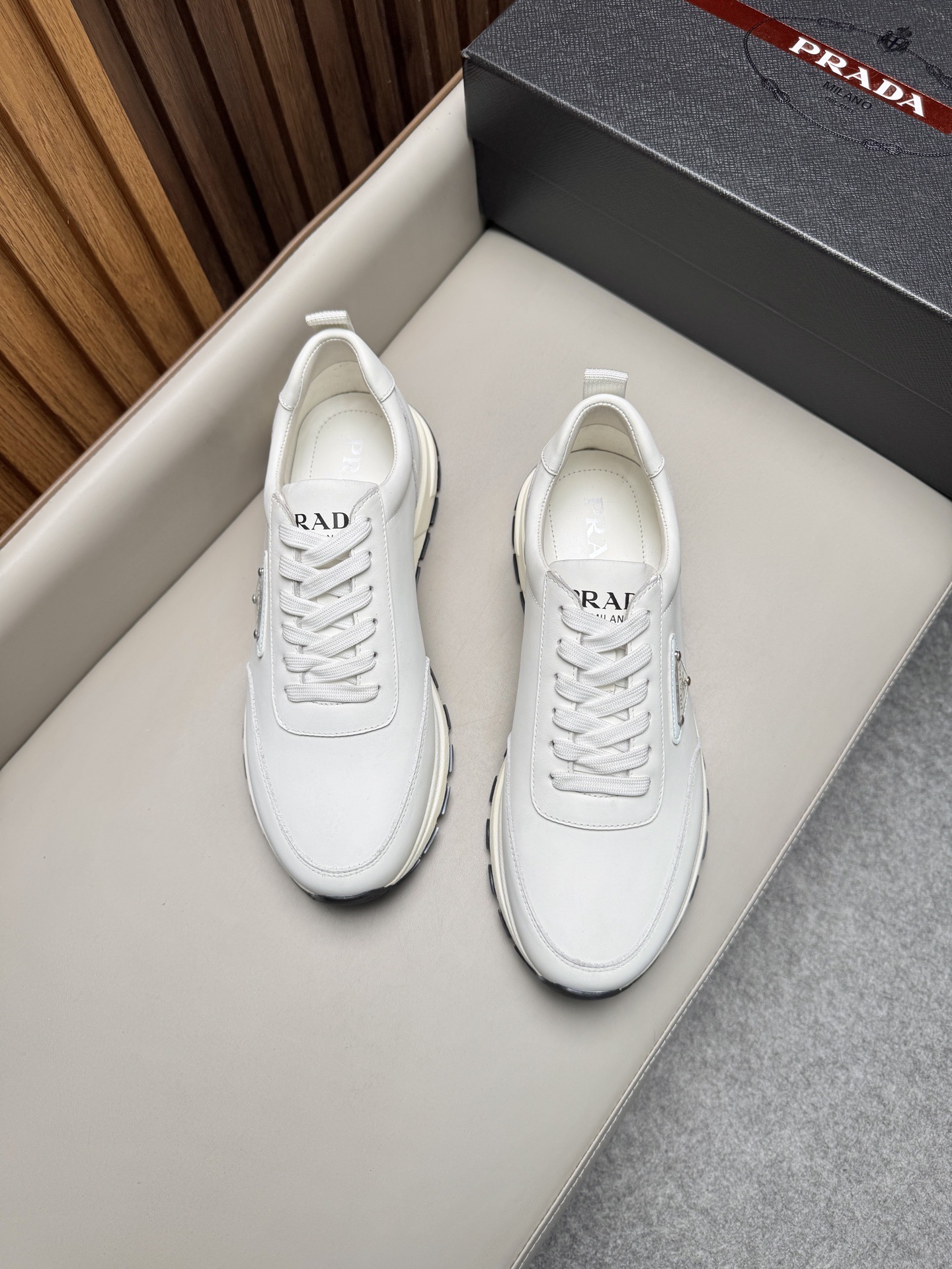 Кроссовки мужские в стиле Prada белого цвета