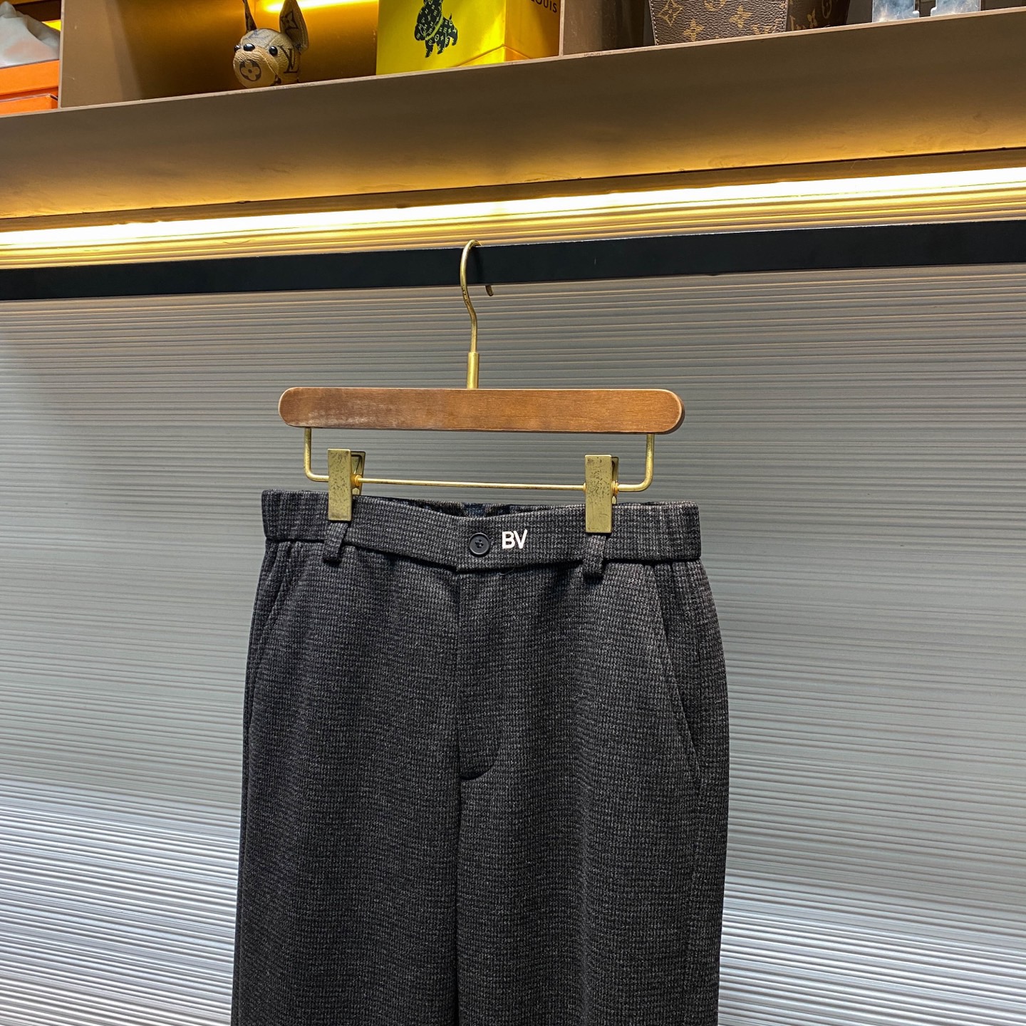 Брюки мужские в стиле Bottega Veneta из ткани тёмно-серого цвета 