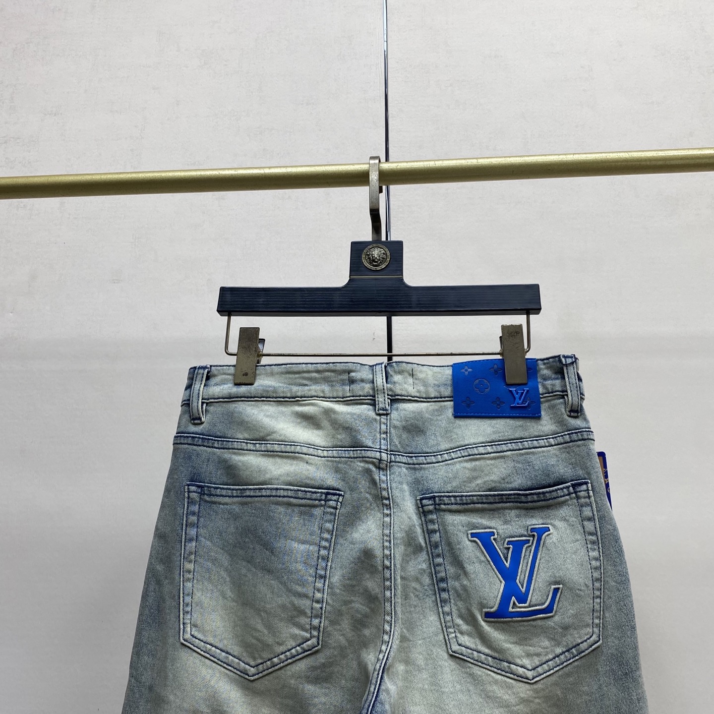 Джинсы мужские в стиле Louis Vuitton светло-голубого цвета с эффектом варки и логотипом