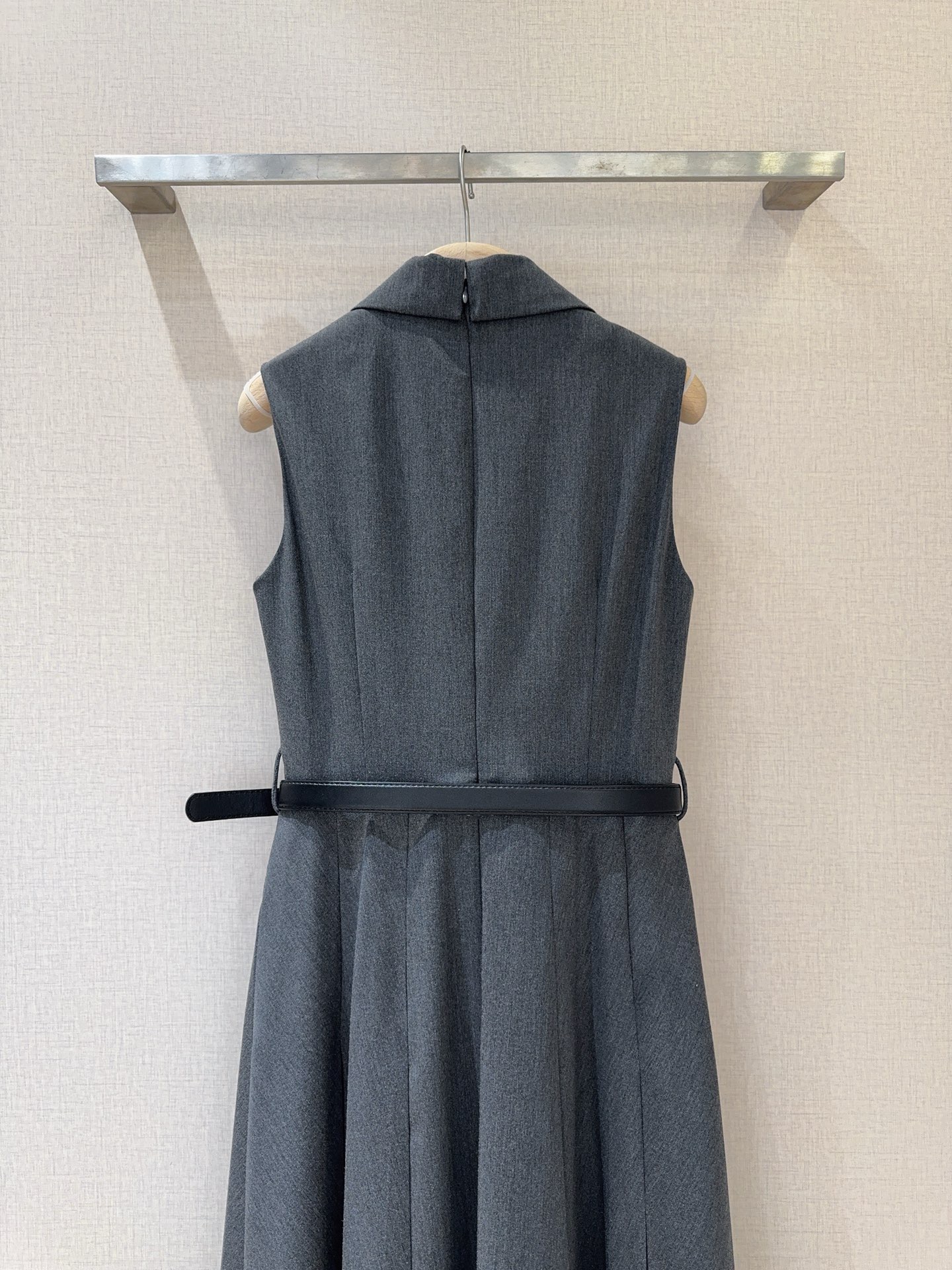 Платье женское в стиле Self-Portrait серо-синего цвета миди без рукавов с поясом