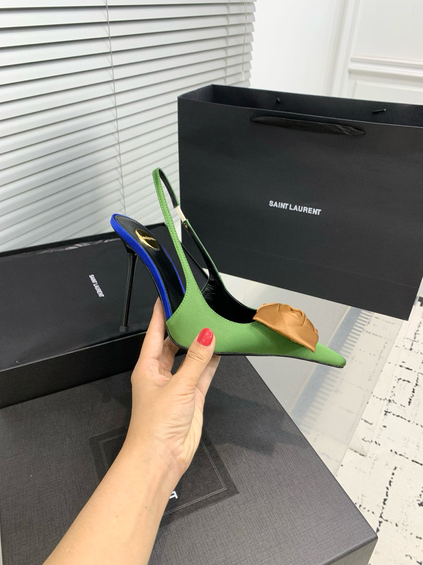 Туфли женские Saint Laurent с цветком slingback салатового цвета с золотистым декором