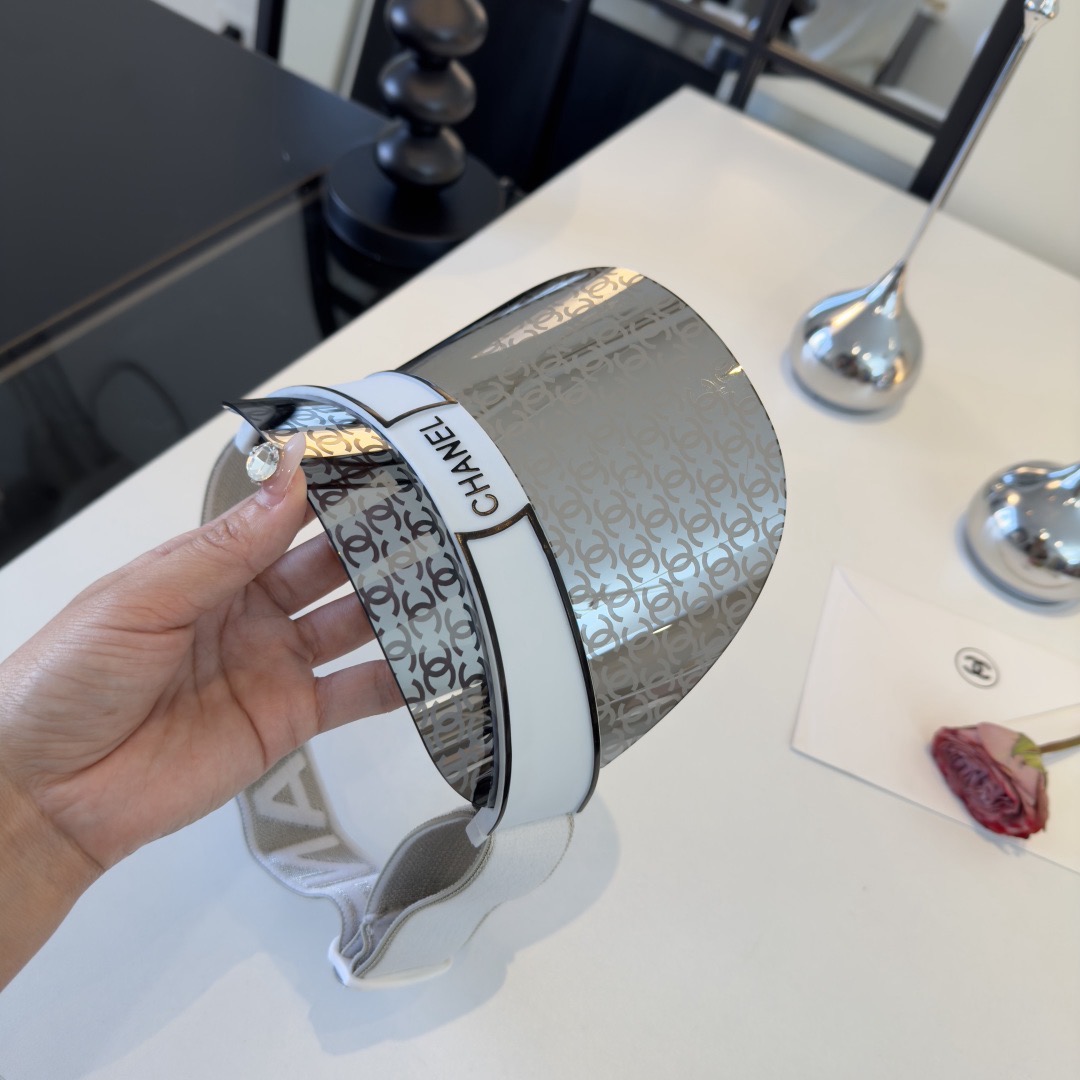 Козырёк женский в стиле Chanel серебристого цвета