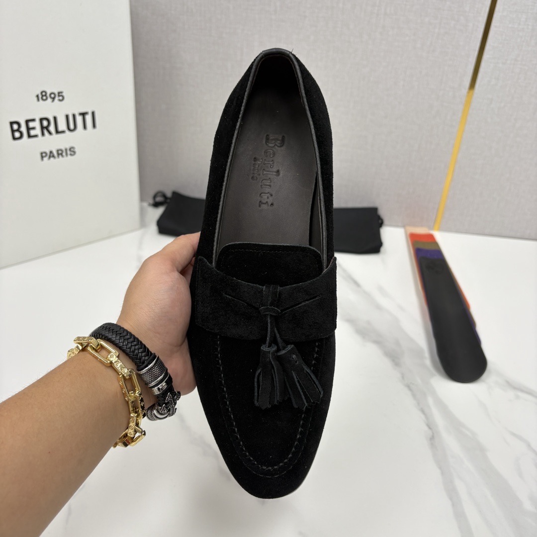 Лоферы мужские в стиле Berluti Lorenzo из натуральной замши черного цвета