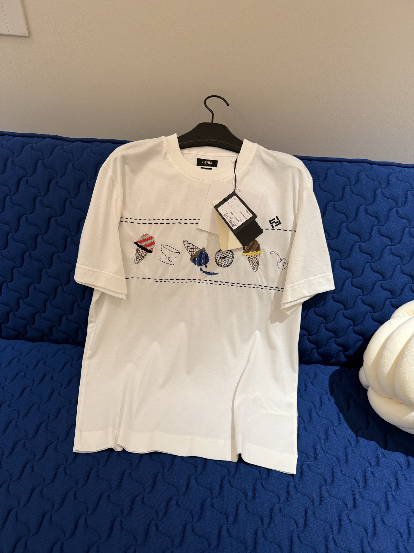 Футболка мужская в стиле Fendi с вышивкой и принтом мороженого белого цвета