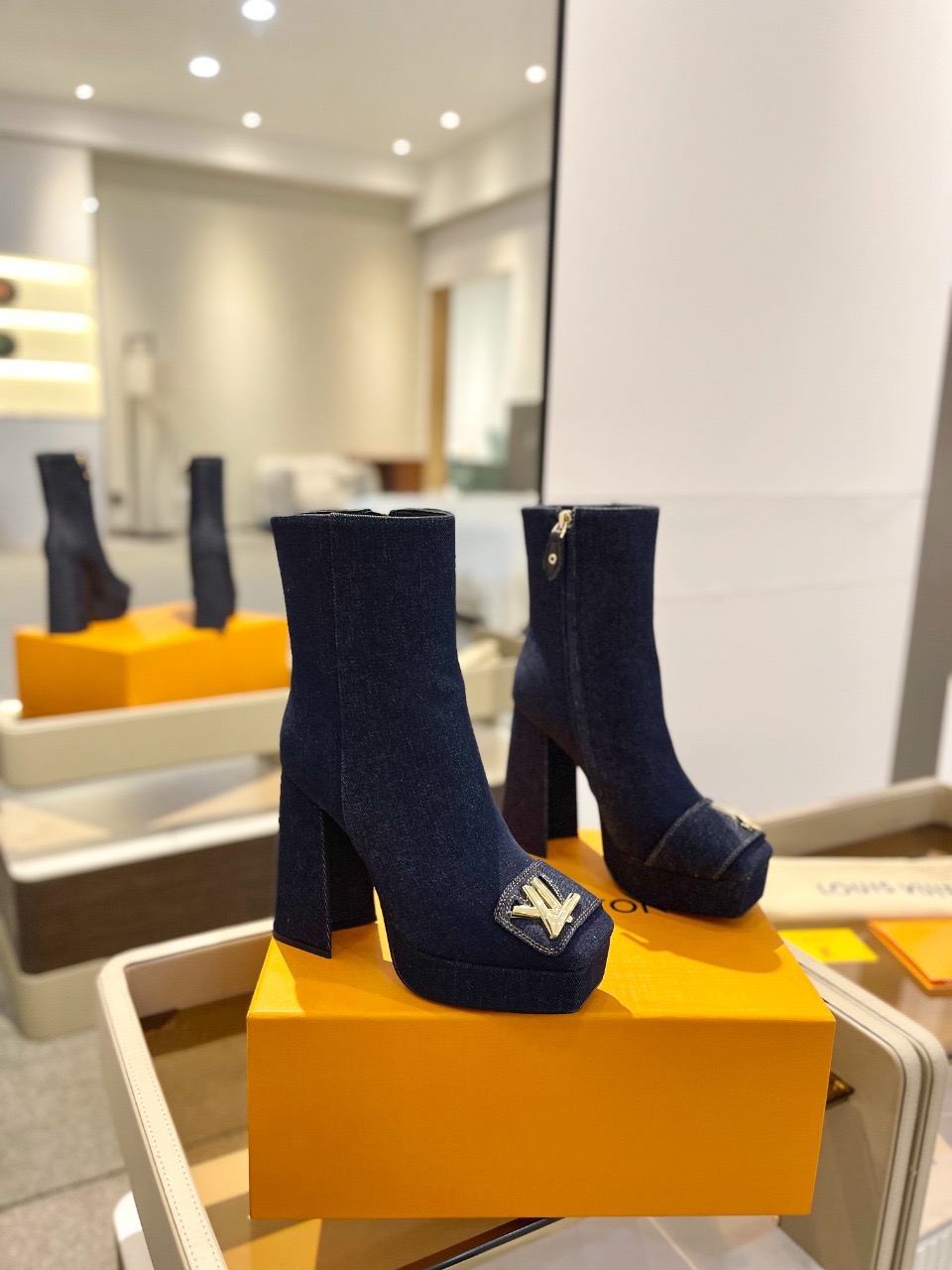 Ботильоны Louis Vuitton Platform Ankle Boot темно-синего цвета