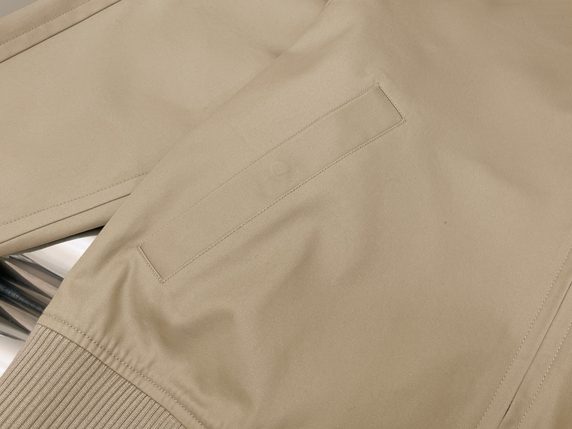 Куртка женская в стиле Bottega Veneta бежевого цвета со съёмным кожаным воротником