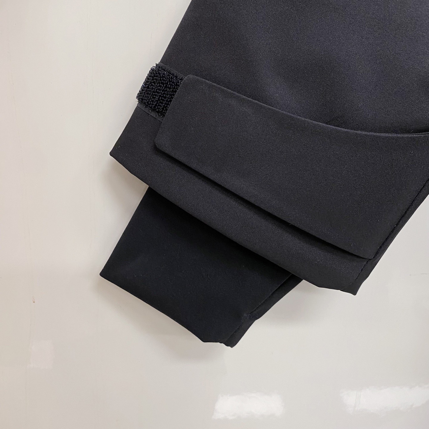 Куртка пуховая мужская Moncler Grenoble чёрного цвета с натуральным гусиным пухом и снегозащитной юбкой