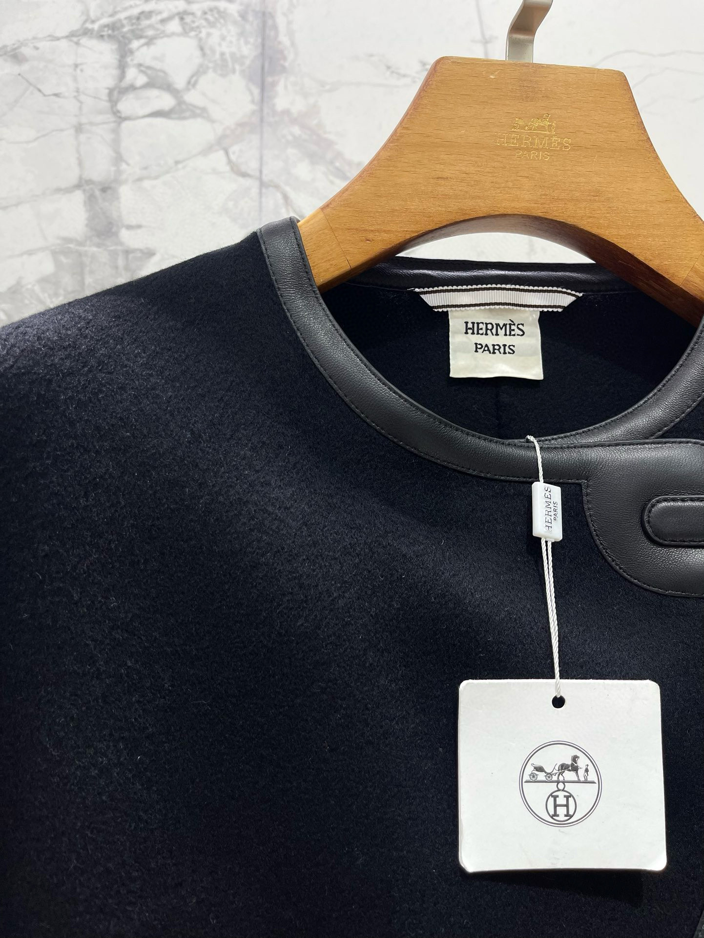 Жакет женский в стиле Hermès с вышивкой и кожаной отделкой, чёрного цвета