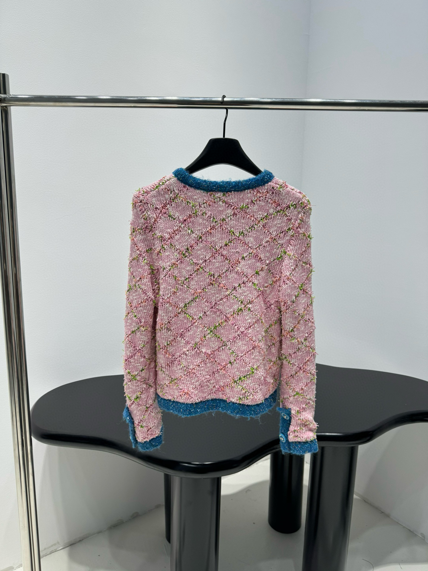 Кардиган женский в стиле Chanel из шерстяного твида розового цвета с контрастной отделкой